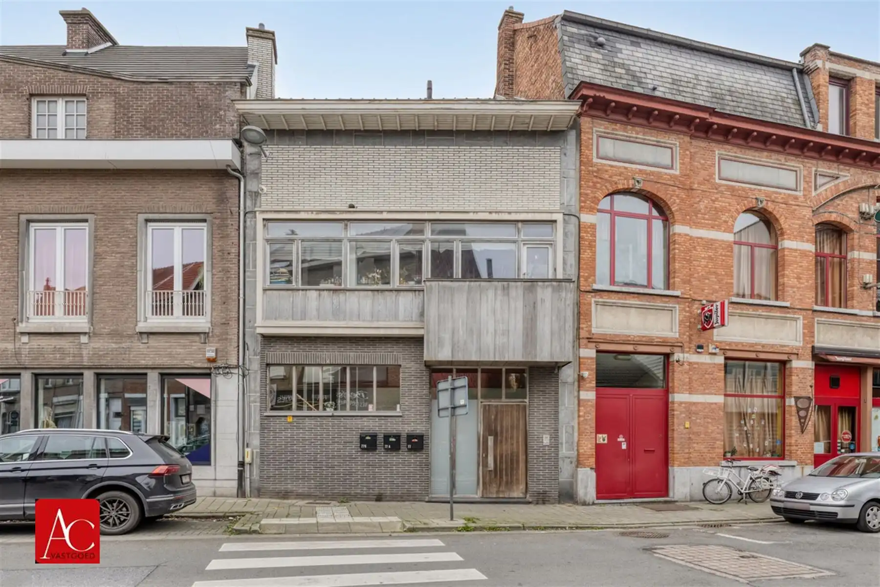Appartementsgebouw bestaande uit 3 eenheden foto 2