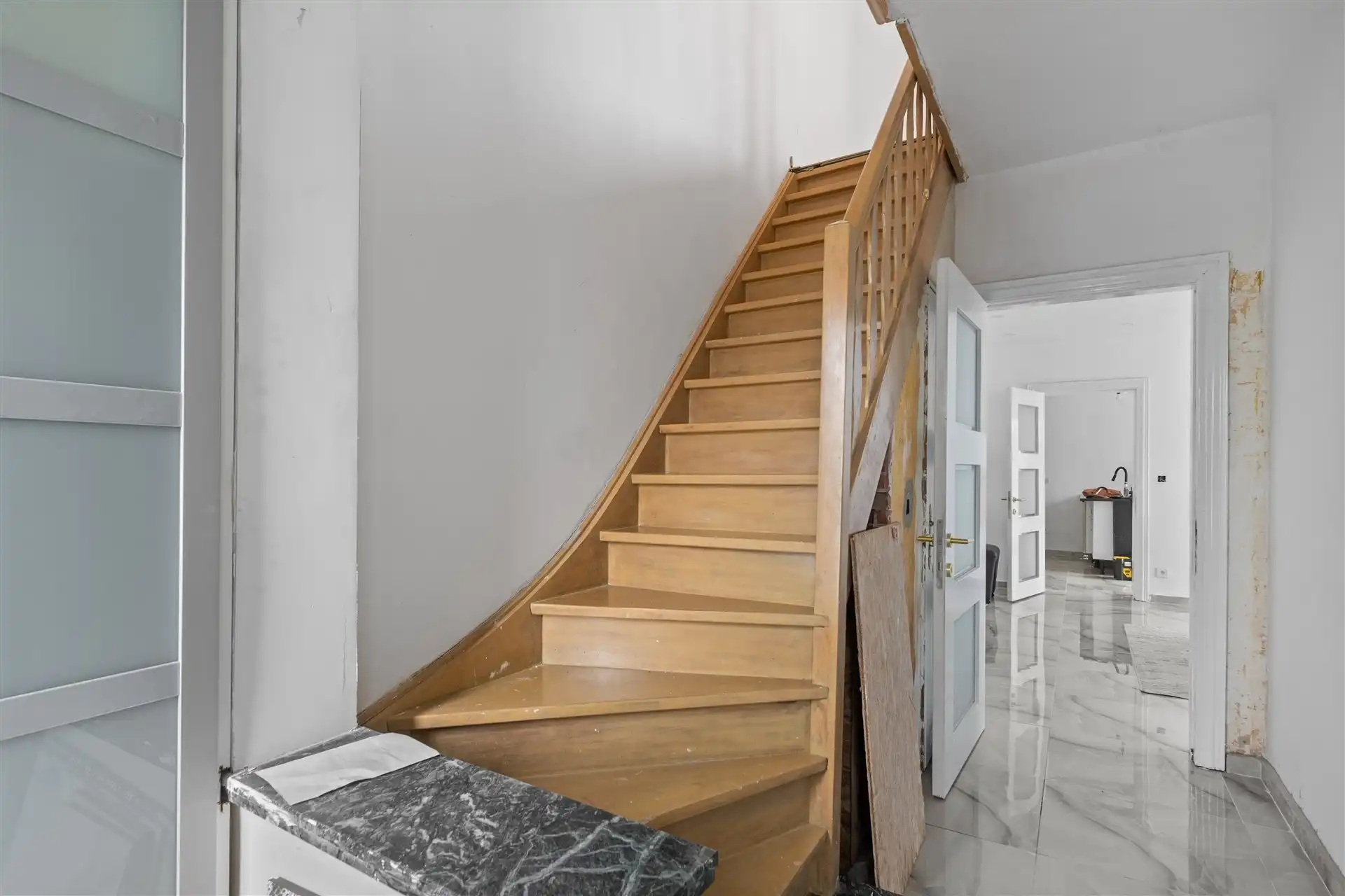 Instapklare, halfopen bebouwing, met 6 slaapkamers, op 329m² grond te Overmere.  foto 5