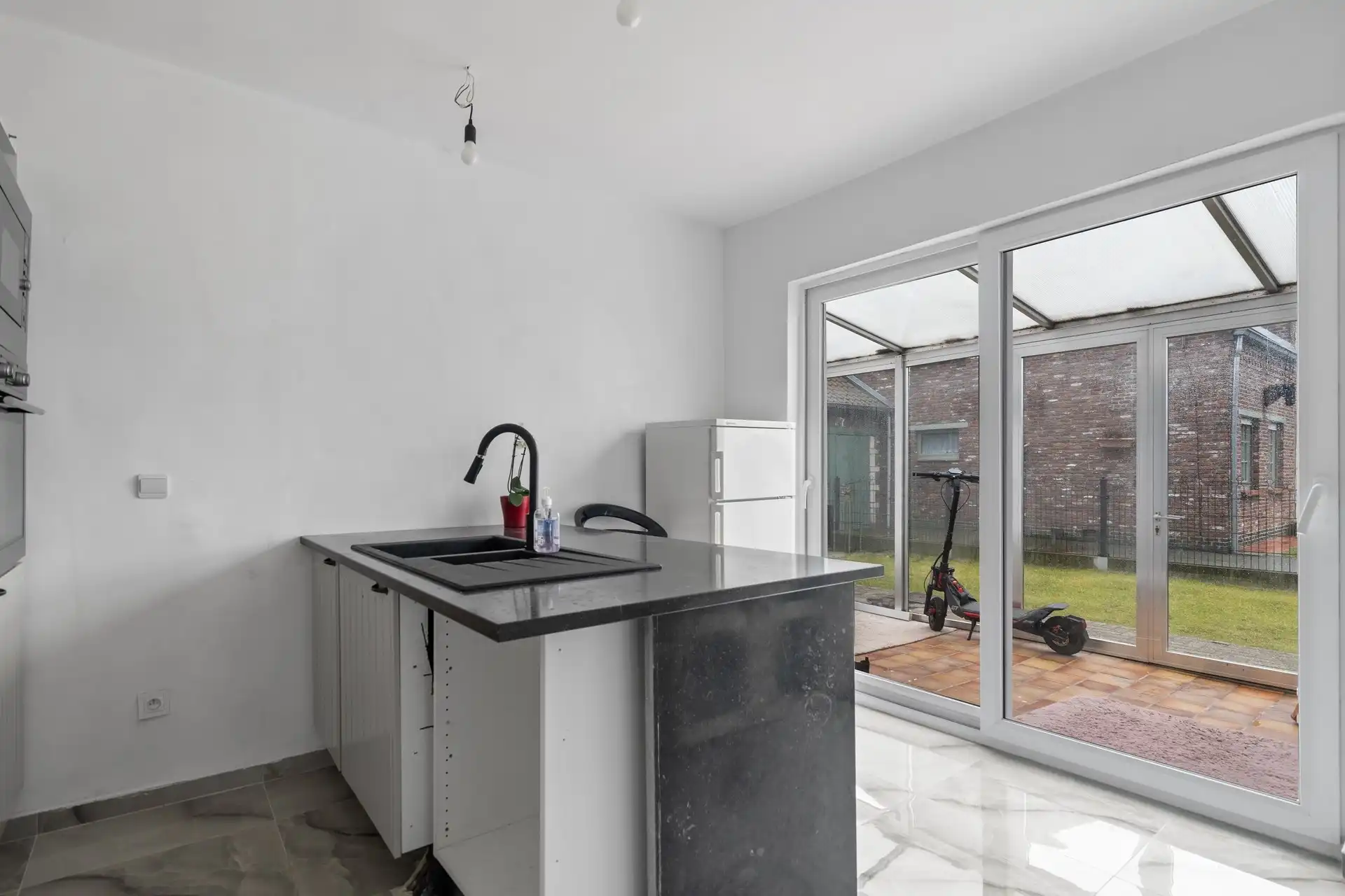 Instapklare, halfopen bebouwing, met 6 slaapkamers, op 329m² grond te Overmere.  foto 5