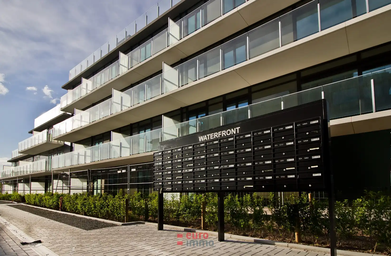 Ruime garagebox langs de waterlijn van Nieuwpoort-Stad! foto {{pictureIndex}}