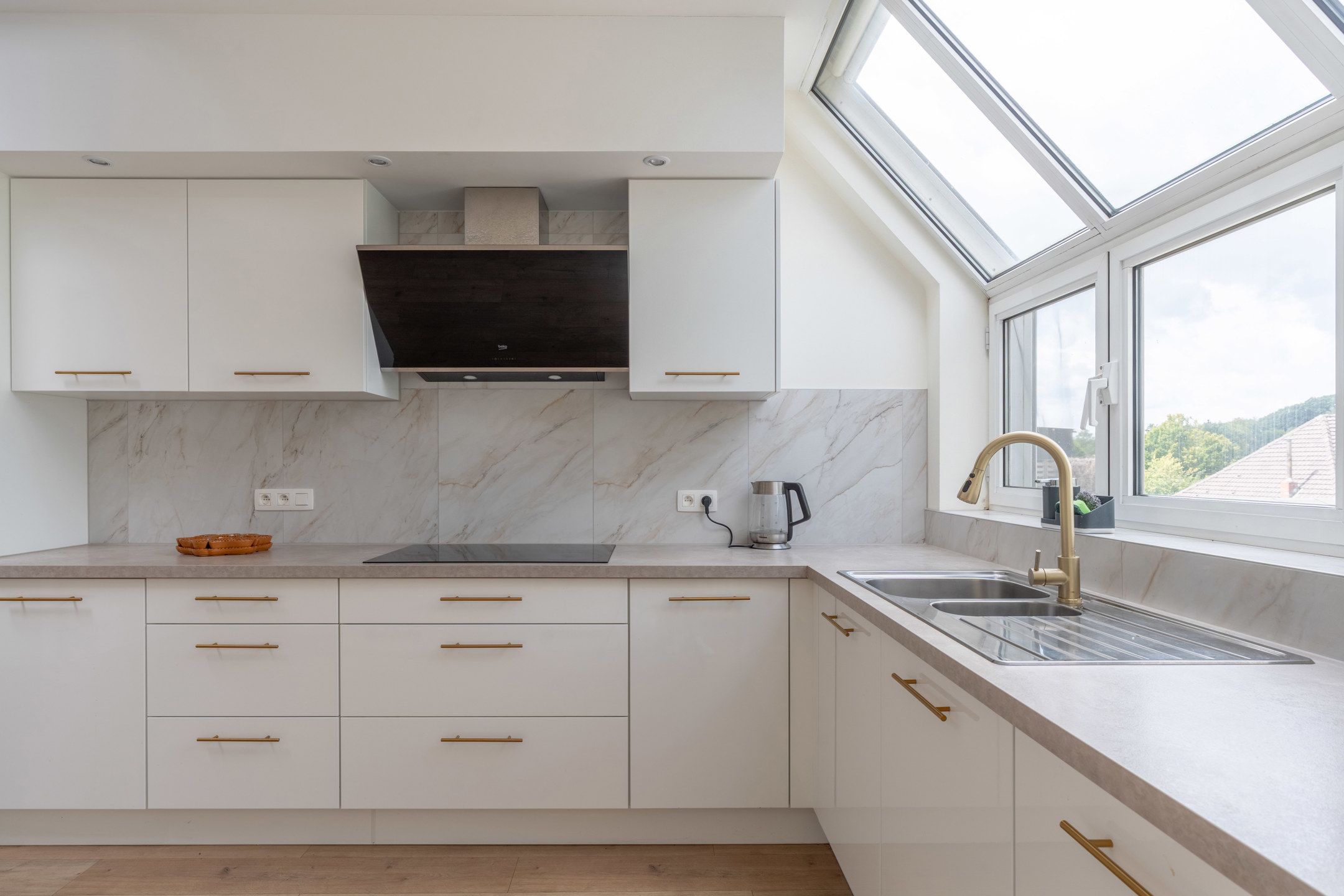 Volledig vernieuwde  woning/kantoor/handelspand met 5 slpks foto 15