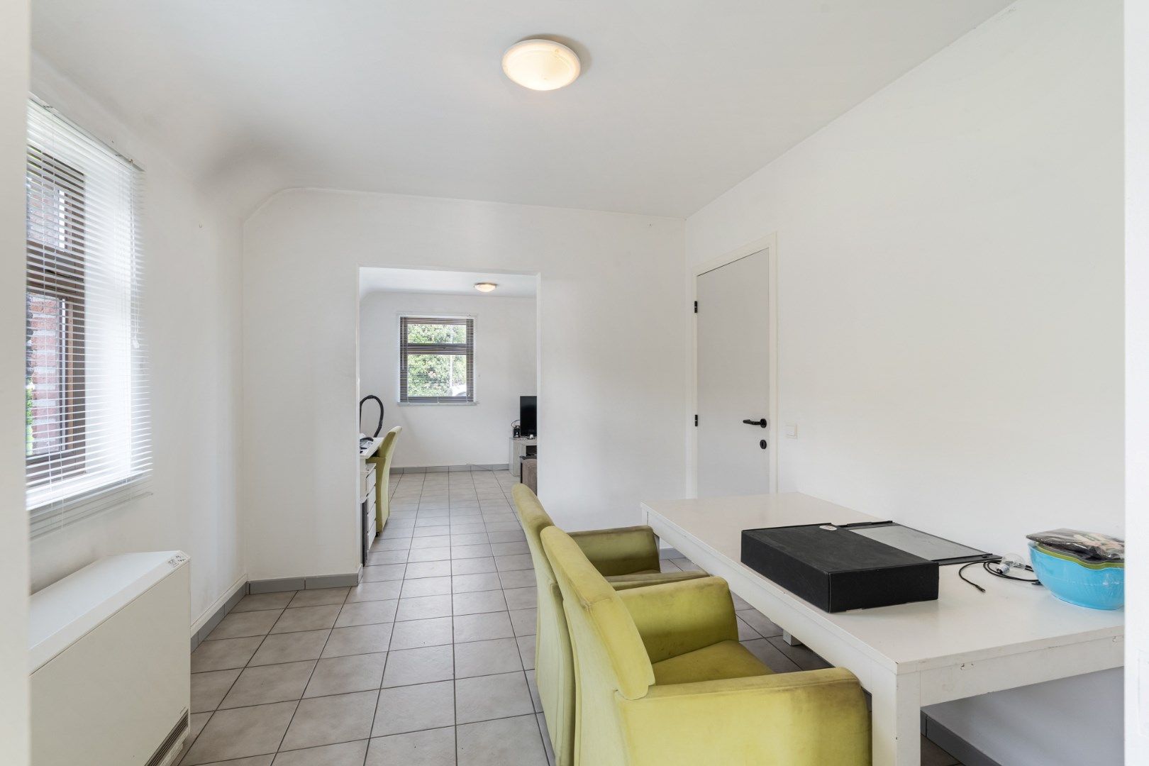 Comfortabel gebouw, onderverdeeld in een gelijkvloers appartement en een woning (210 + 210A), op een perceel van 9a60 met diverse mogelijkheden (kangoeroewoning foto 8