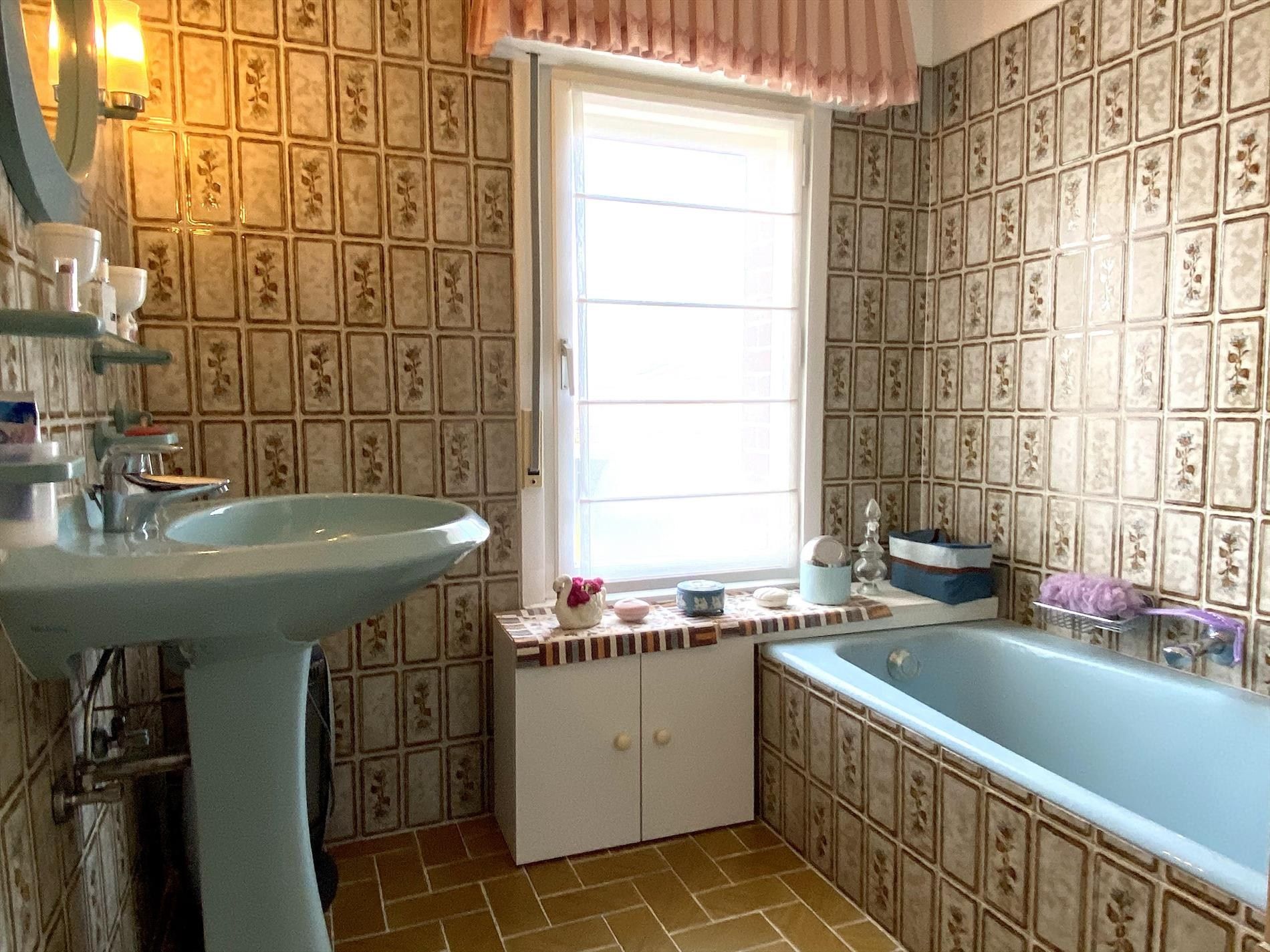 Halfopen woning in rustige buurt met 4 slaapkamers, tuin, garage. foto 12