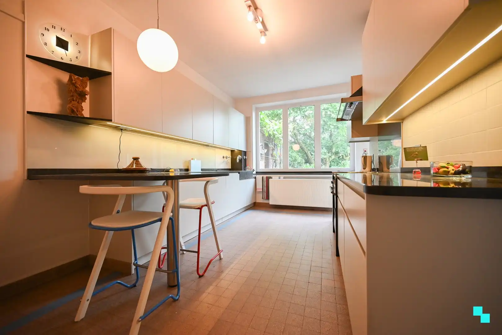 Kleurrijke kubistische burgerwoning in hartje Izegem foto 9