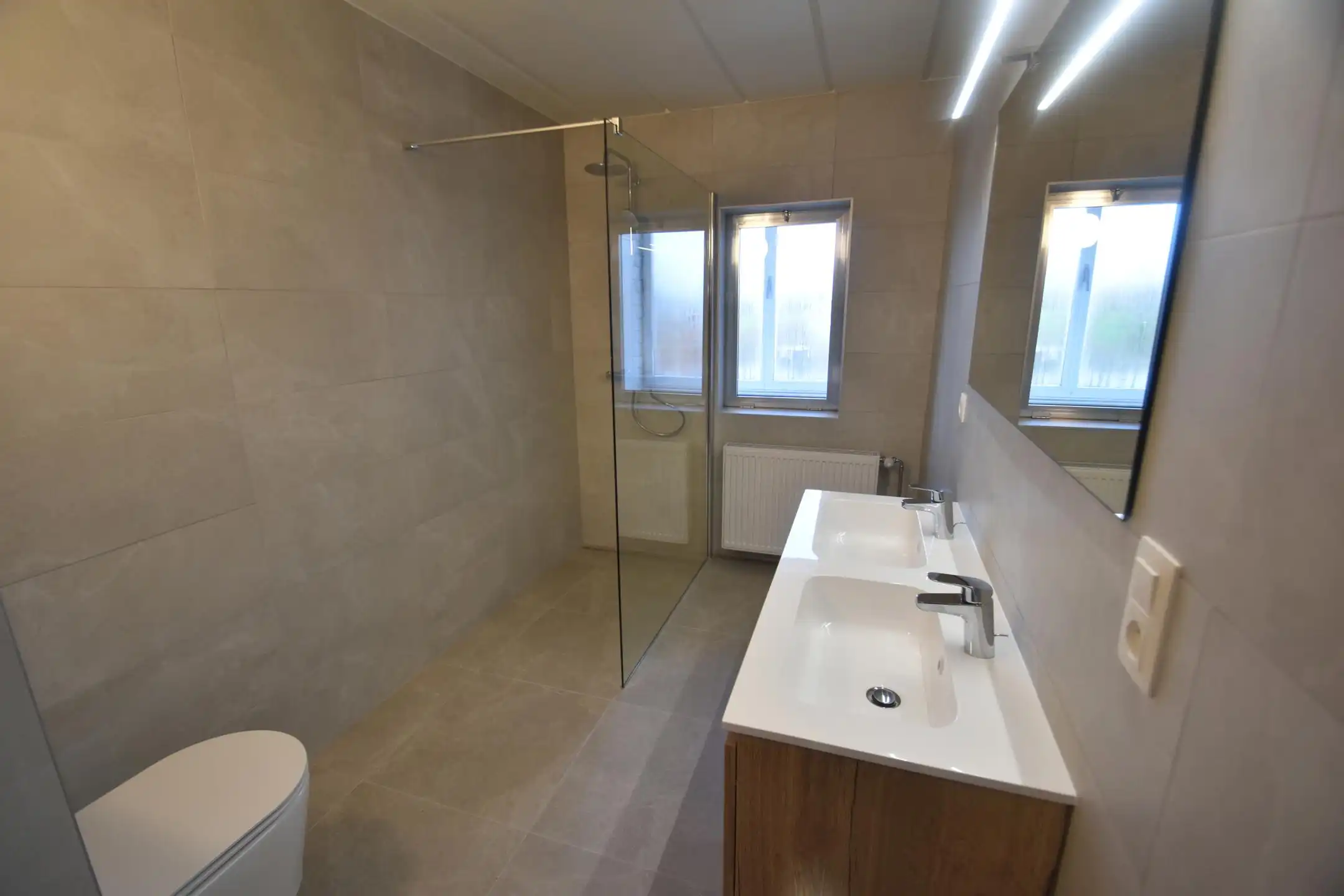 Gerenoveerd 2-slaapkamerappartement met terras (6,5 m²) en balkon,  bergzolder, autostaanplaats en private berging 6,5 m² en 16 m² foto 4