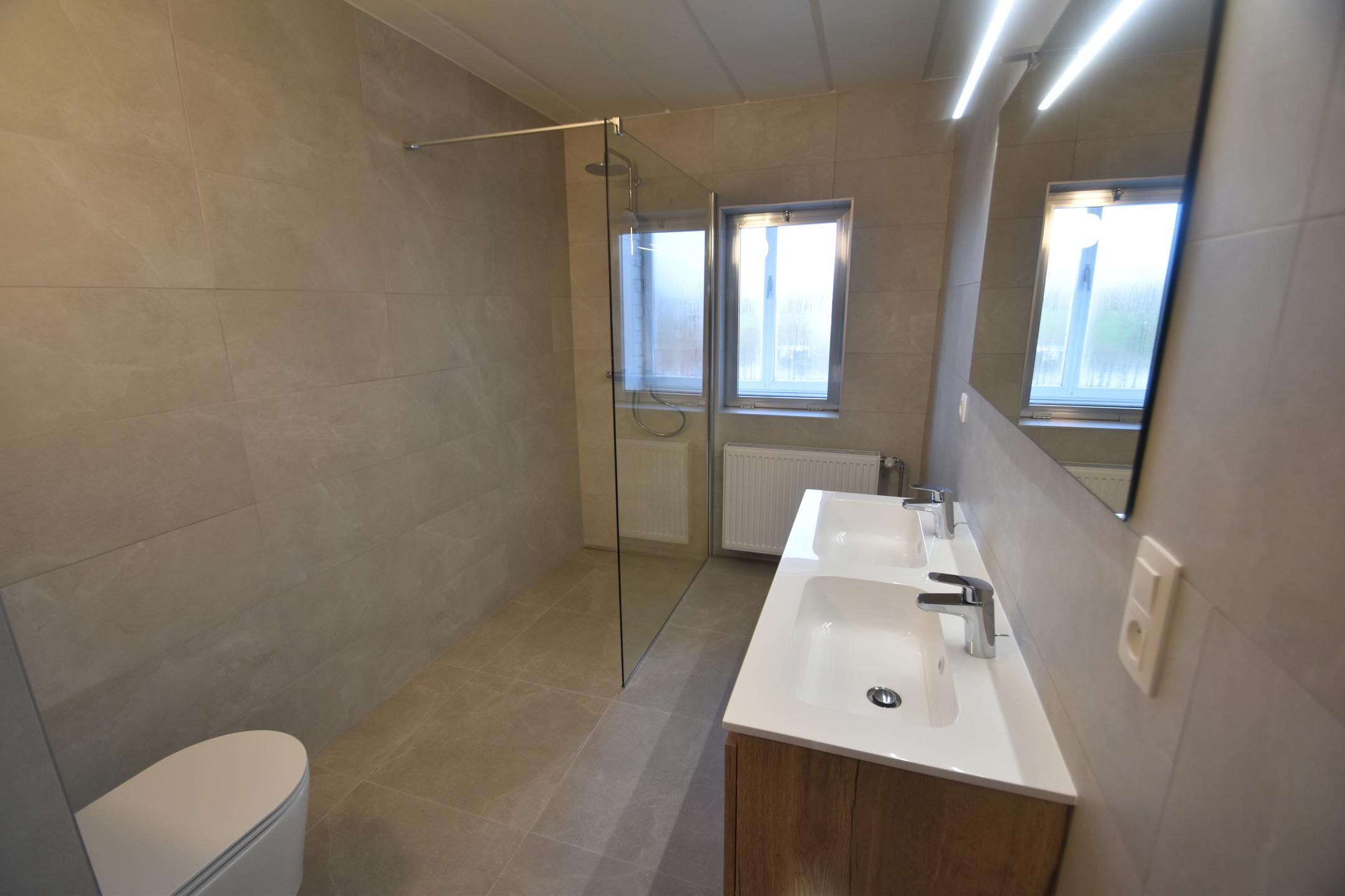 Gerenoveerd 2-slaapkamerappartement met terras (6,5 m²) en balkon,  bergzolder, autostaanplaats en private berging 6,5 m² en 16 m² foto 8