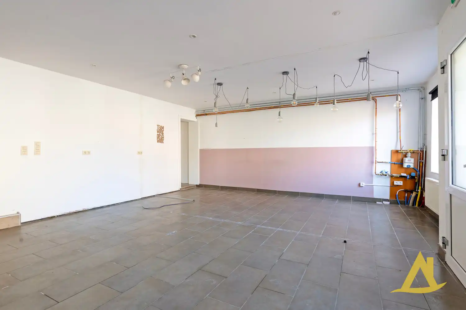 VEELZIJDIGE HANDELSRUIMTE TE DIEST! foto 4