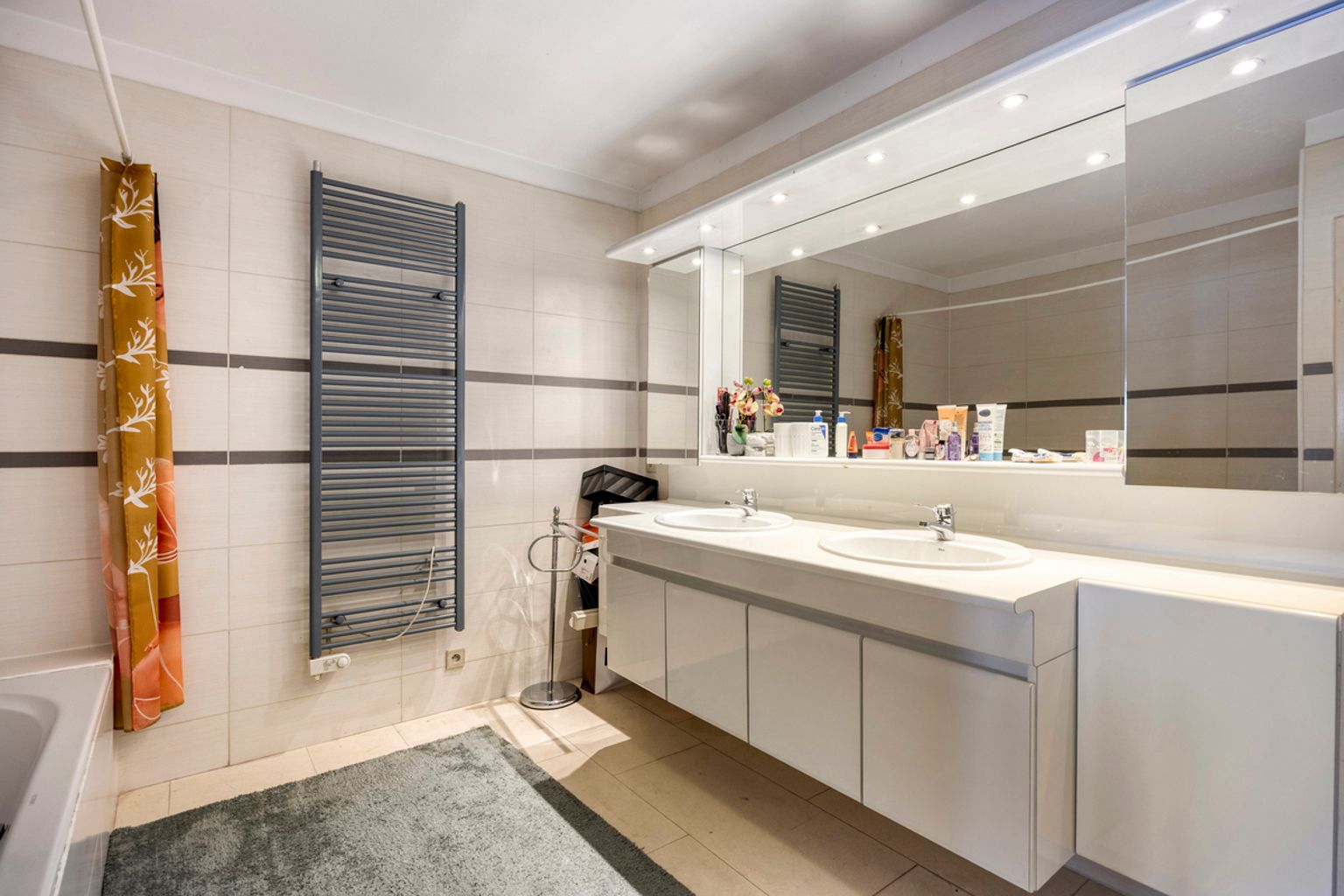 Ruim 3-slaapkamerappartement met garage  foto 15