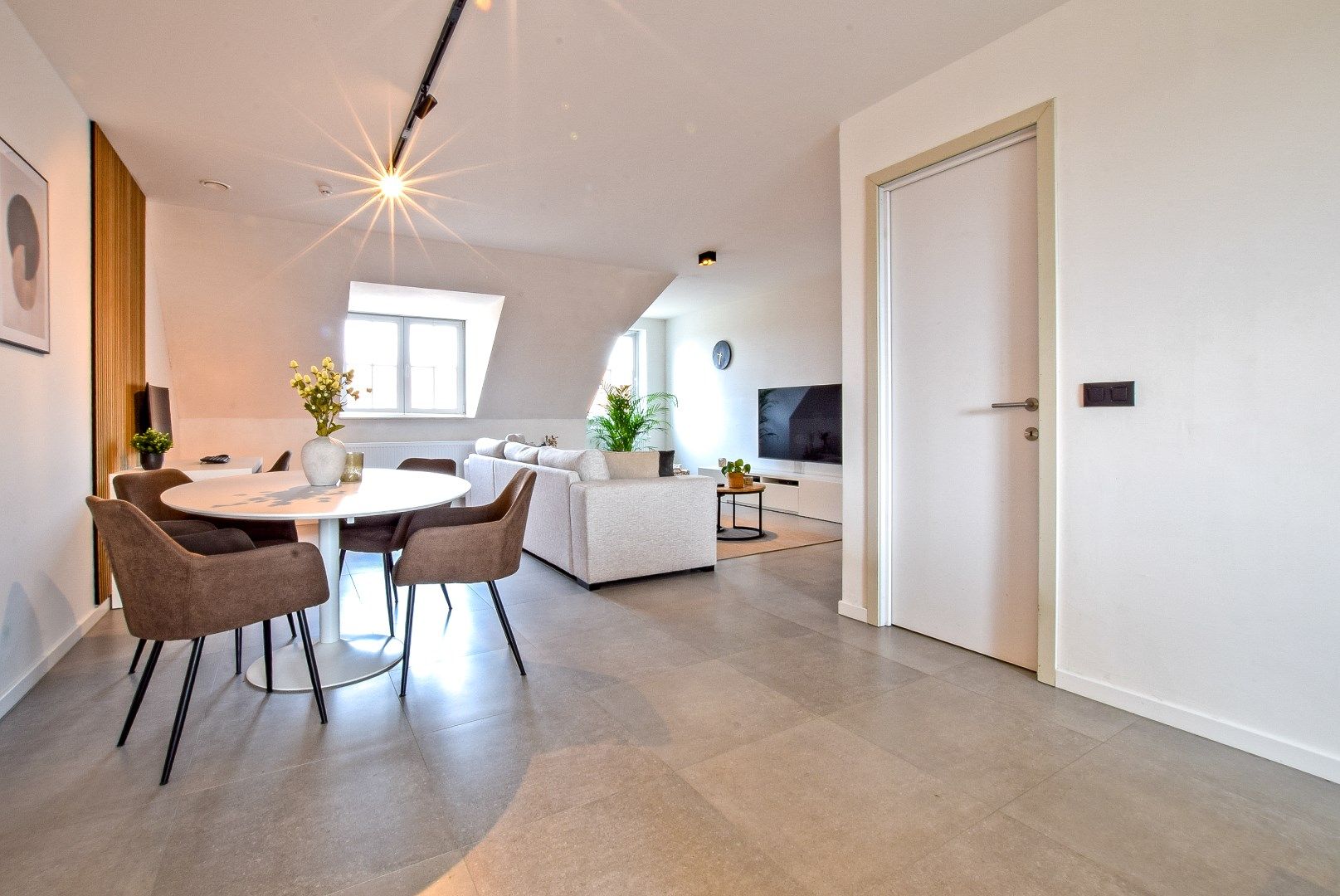 Prachtig recent (2021) duplexappartement (102 m²) met 2 slaapkamers te Nieuwpoort stad. foto 9