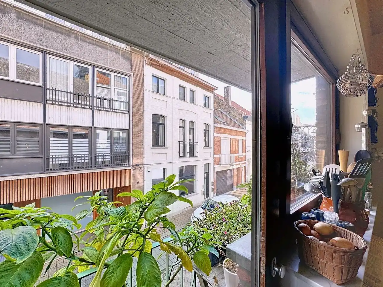 Bijzonder ruime handelswoning vlakbij de Kursaalstraat foto 5