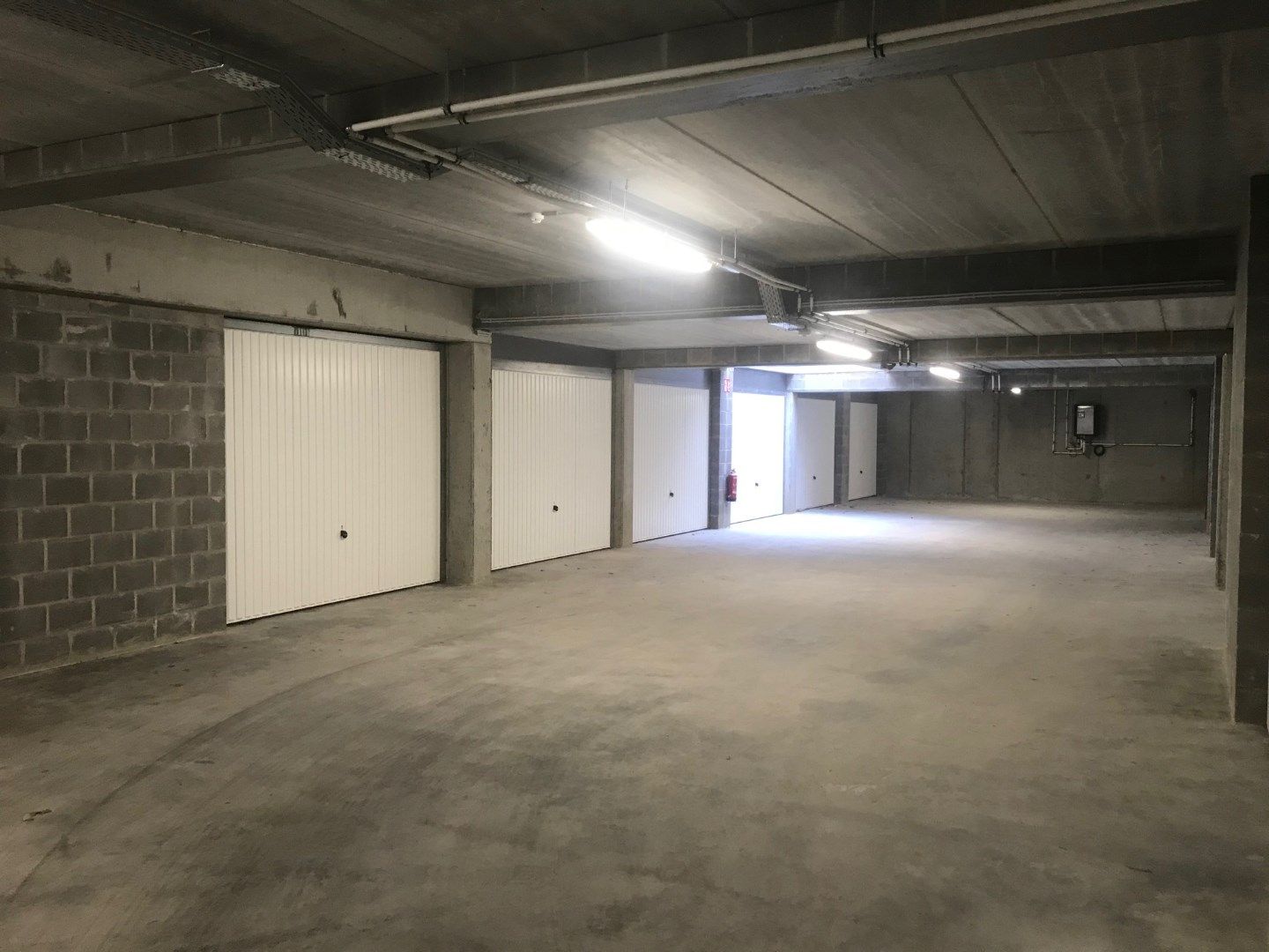 Individuele garagebox te huur in handelscentrum foto {{pictureIndex}}