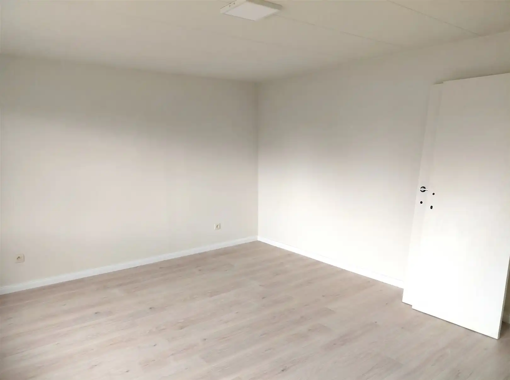 TE HUUR: Appartement met 2 slaapkamers en terras te Beverlo! foto 9