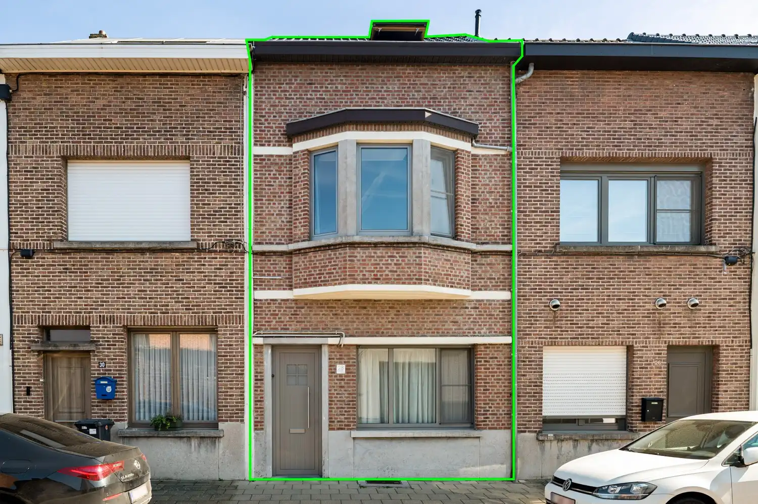Hoofdfoto van de publicatie: Ruime woning met 3 tot 4 slaapkamers en 3 autostaanplaatsen in een rustige straat