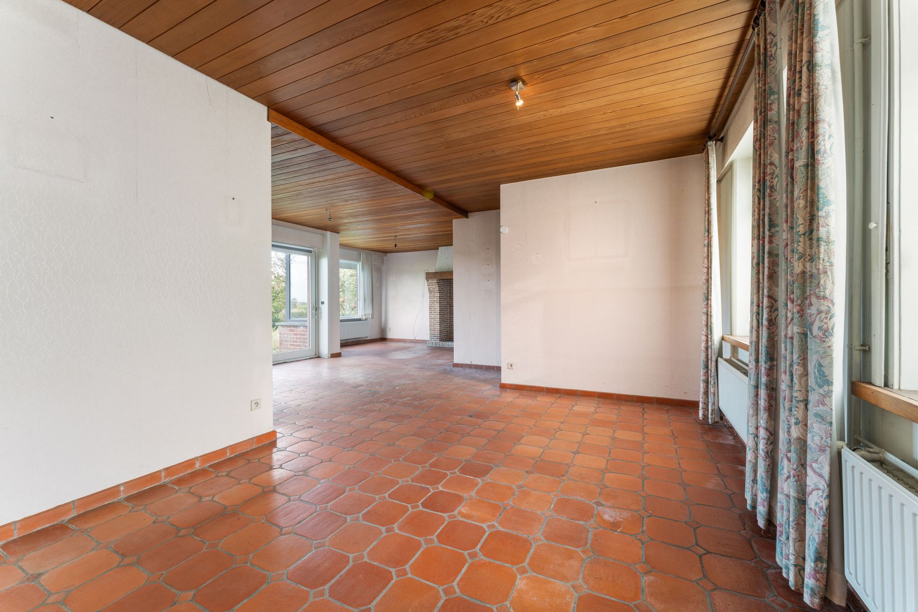Te renoveren woning met uniek verzicht op 639m² foto 9