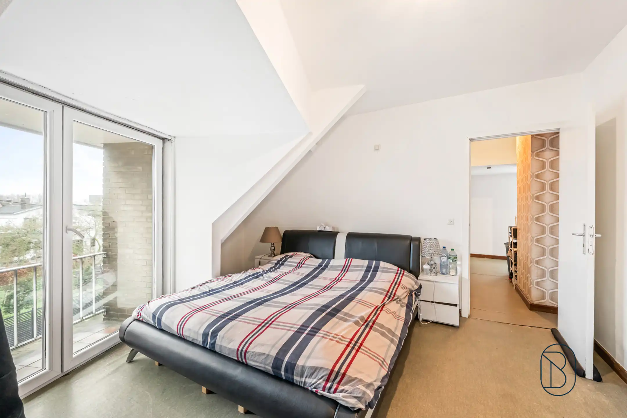 Topgelegen opbrengsteigendom: 3 appartementen en 3 garages foto 8