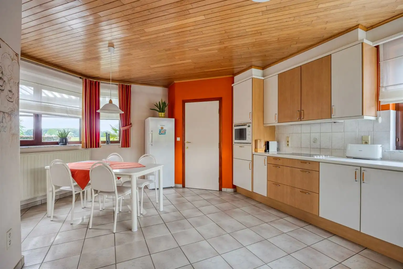 Toffe, vrijstaande split-level woning met 4 slaapkamers, inpandige garage, prachtig aangelegde tuin en zonnepanelen, rustig gelegen in het landelijke Ophoven.  foto 7