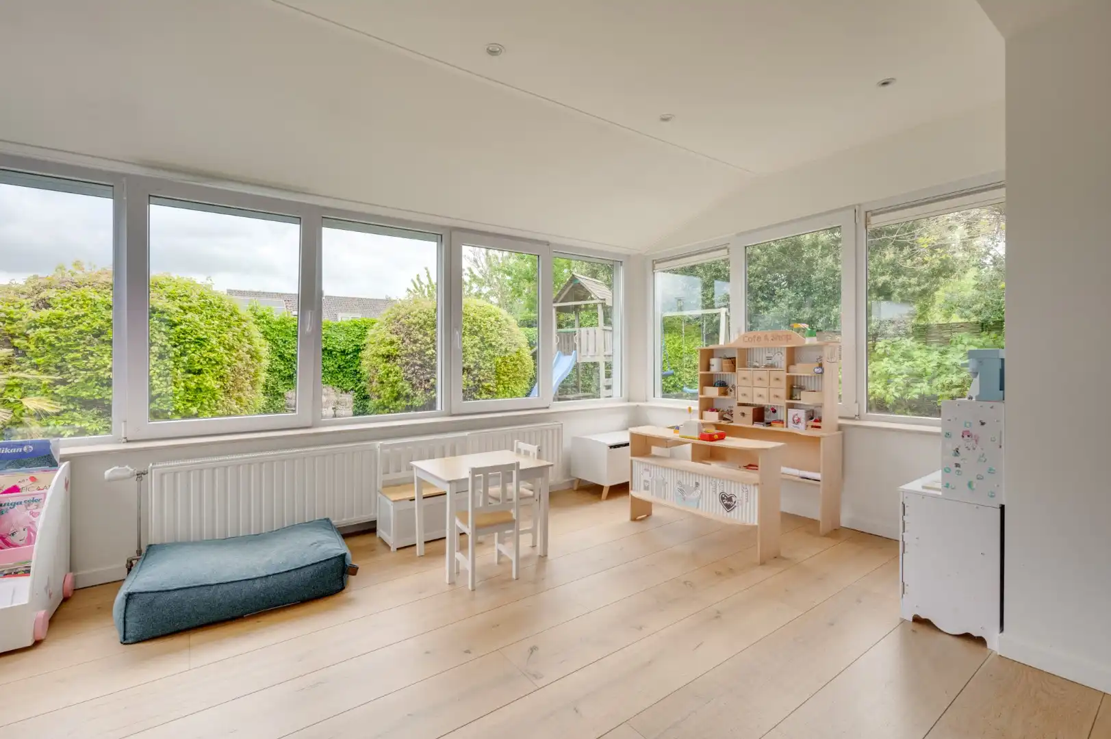 Karaktervolle alleenstaande ruime villa met rondom tuin op korte afstand van het strand  foto 10