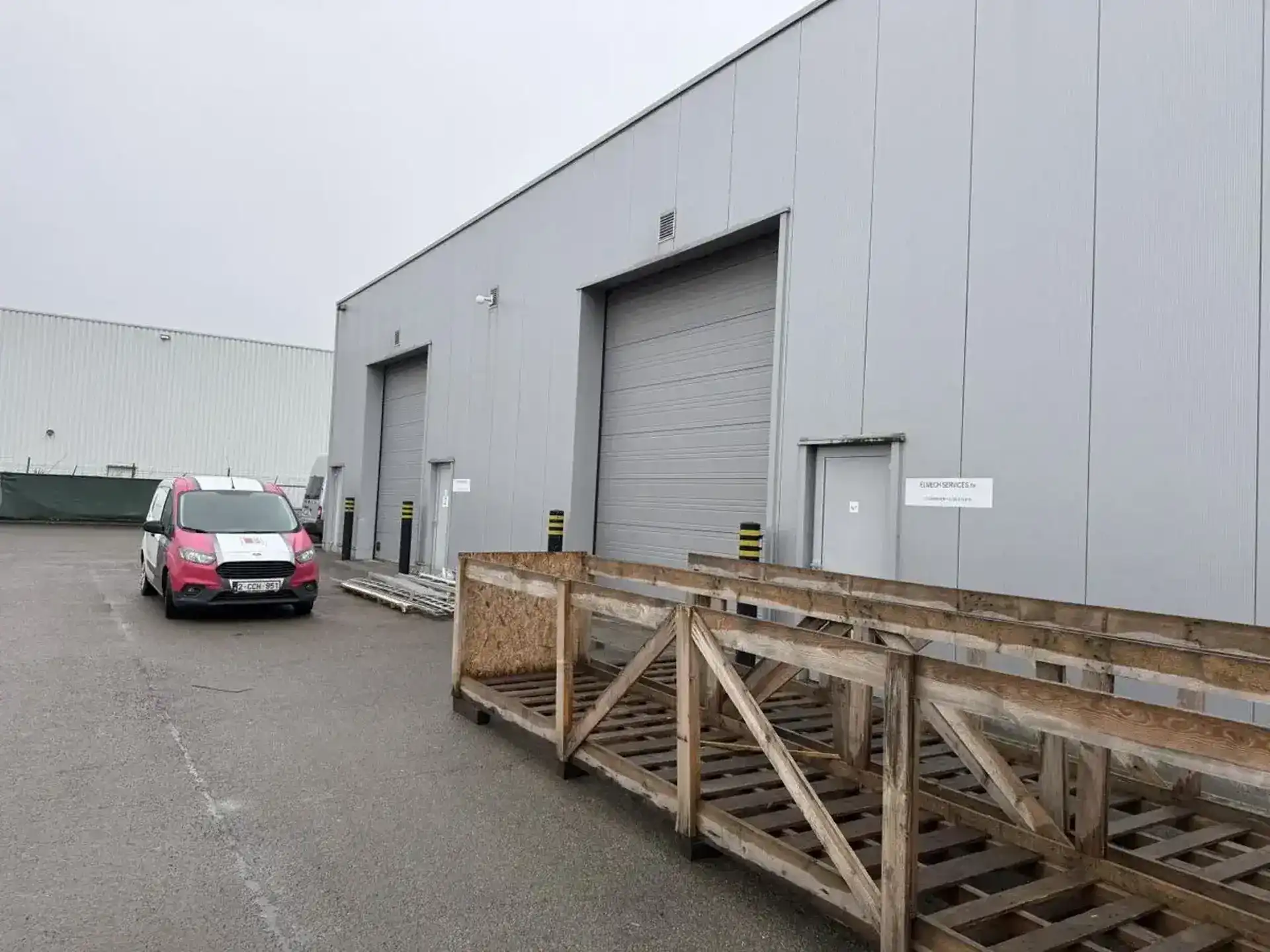 BEDRIJFSGEBOUW VAN 1000M² MET LAADKADE        foto 8