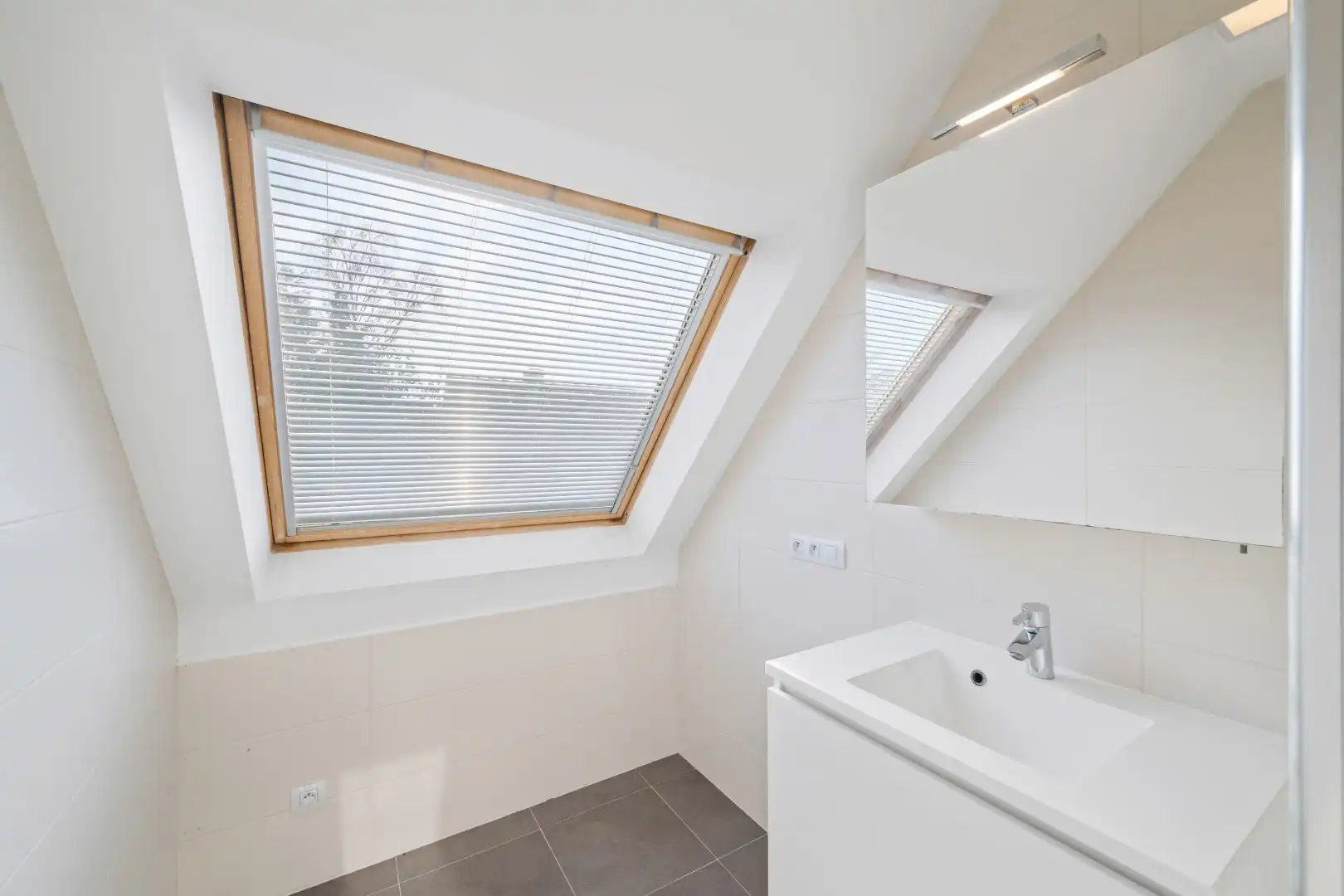 Recent appartement met autostaanplaats in Sint-Kruis foto 8