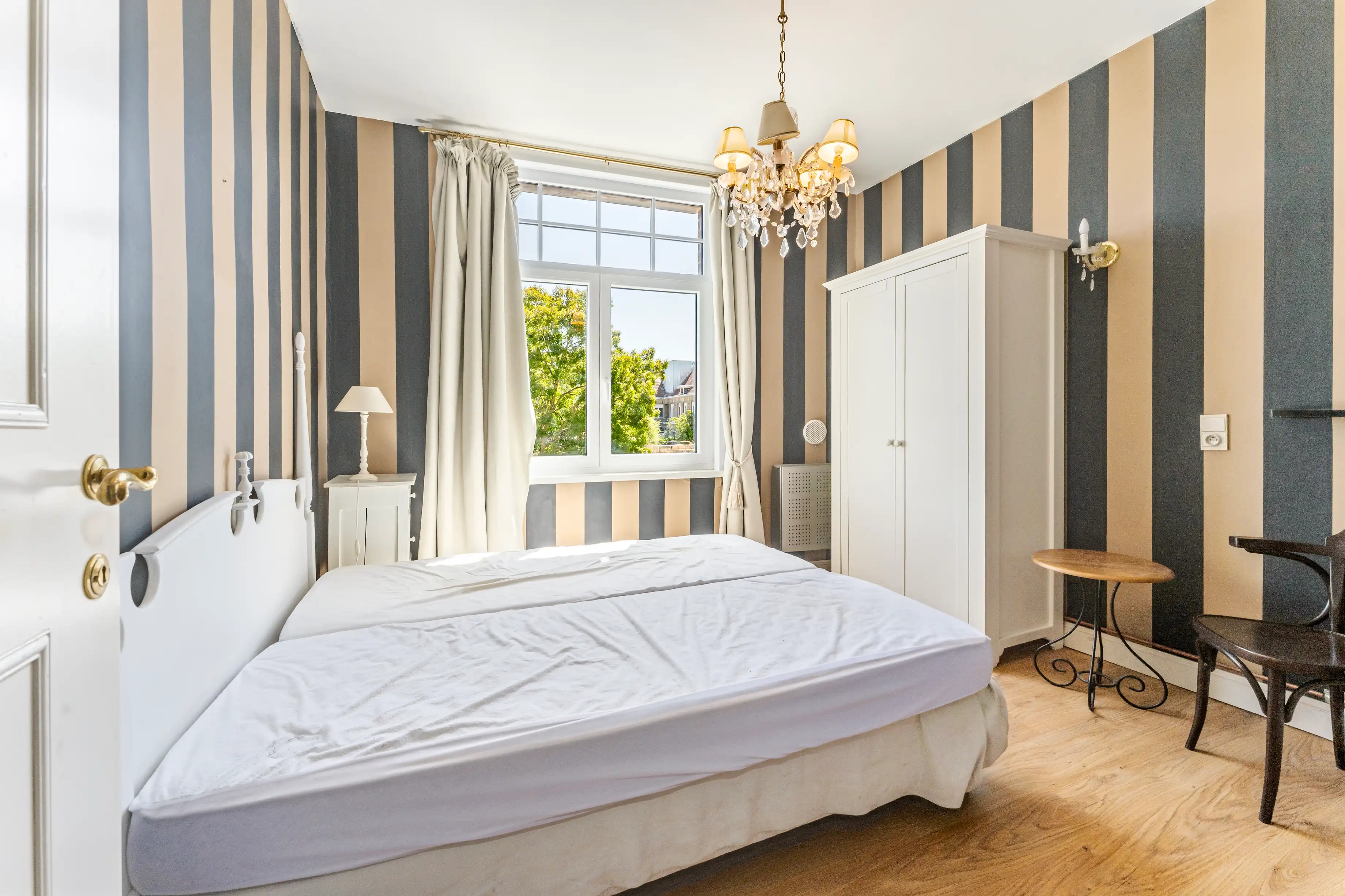 Unieke neogotische stadswoning met zicht op de Leie! foto 11