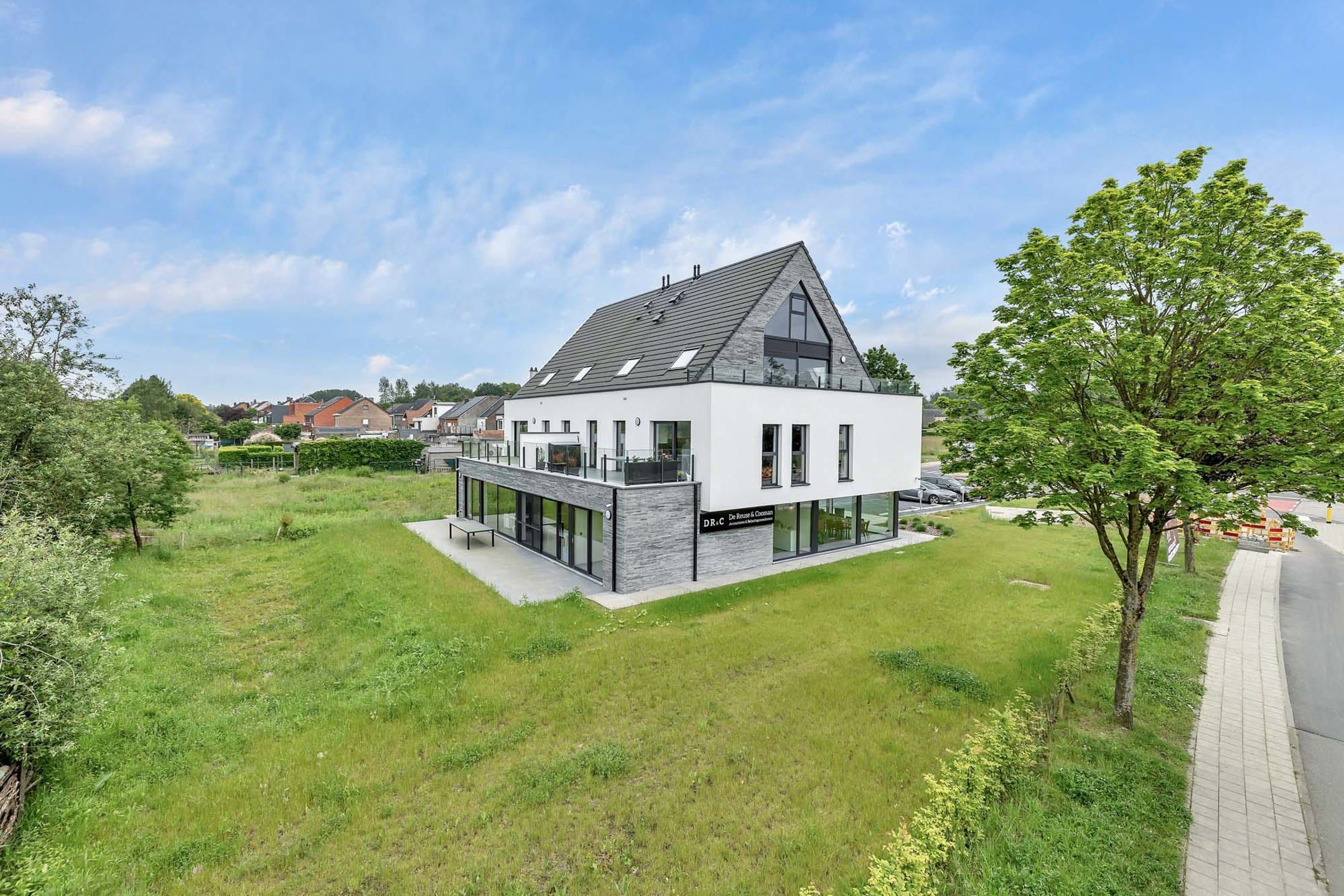 Prachtig BEN appartement met 2 slpks en terras nabij centrum foto 4