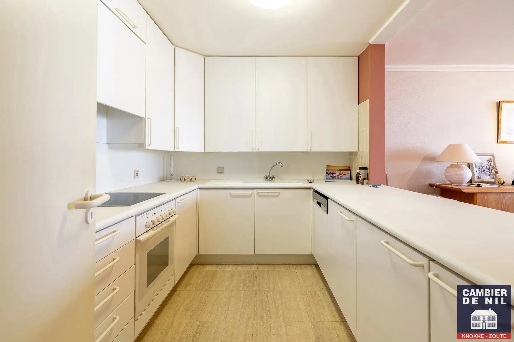 Gemeubeld appartement met frontaal zeezicht aan het Vanbunnenplein foto 8