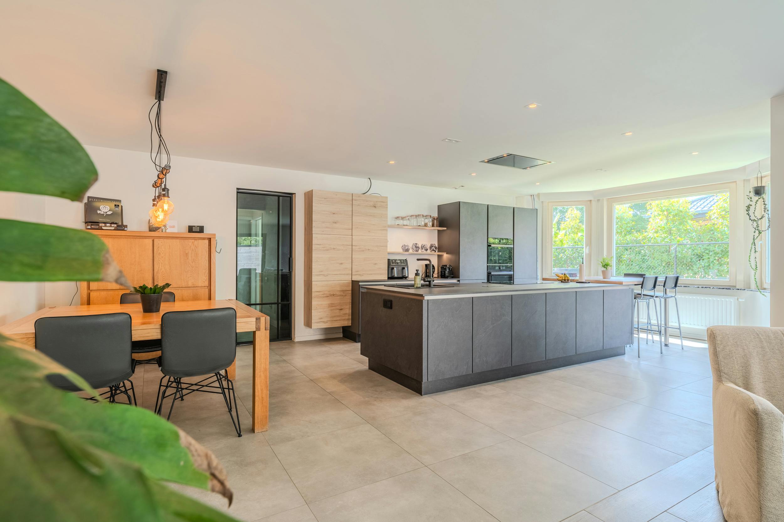 Huis te koop met zes slaapkamers en zongerichte tuin. foto 6