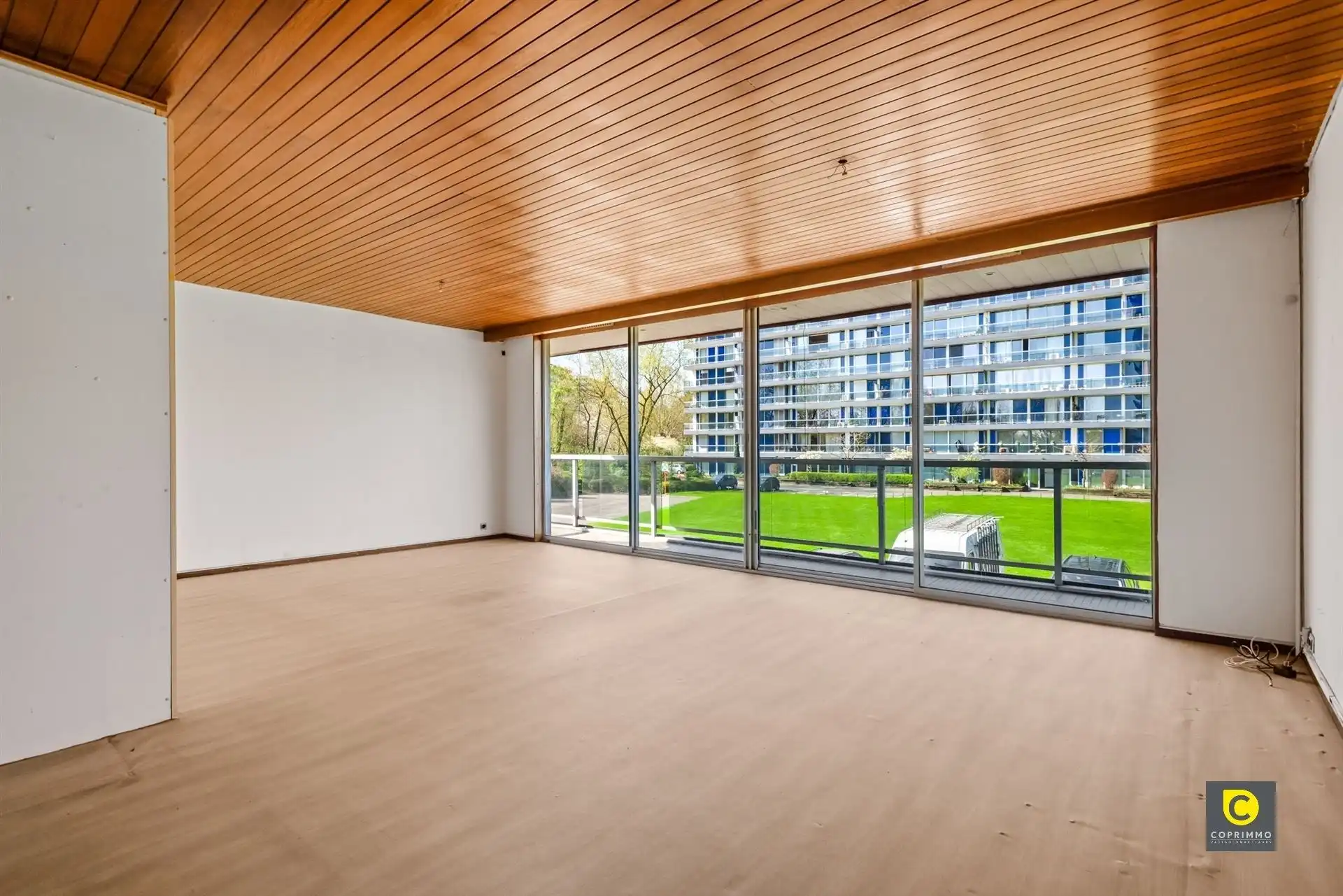 IN OPTIE! Te renoveren 2 SLPK hoek-app met 2 terrassen! foto 2