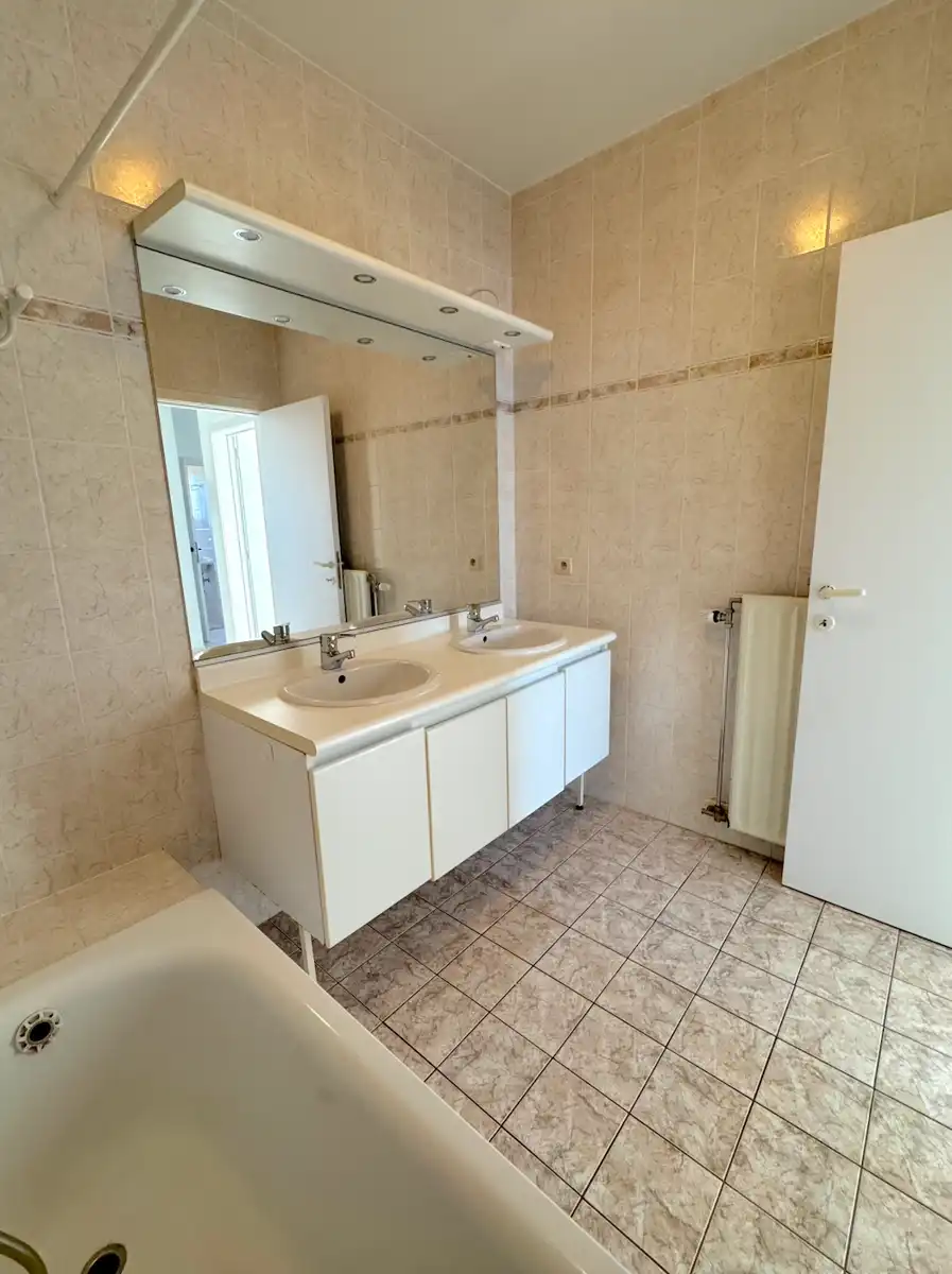 Instapklaar appartement met 2 slaapkamers én garage! foto 12