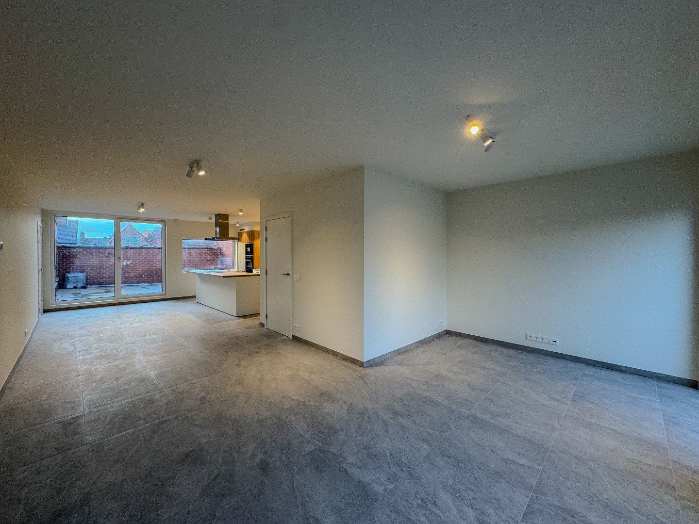 Gerenoveerde bel-etagewoning met 3 slaapkamers, garage en terras. foto {{pictureIndex}}