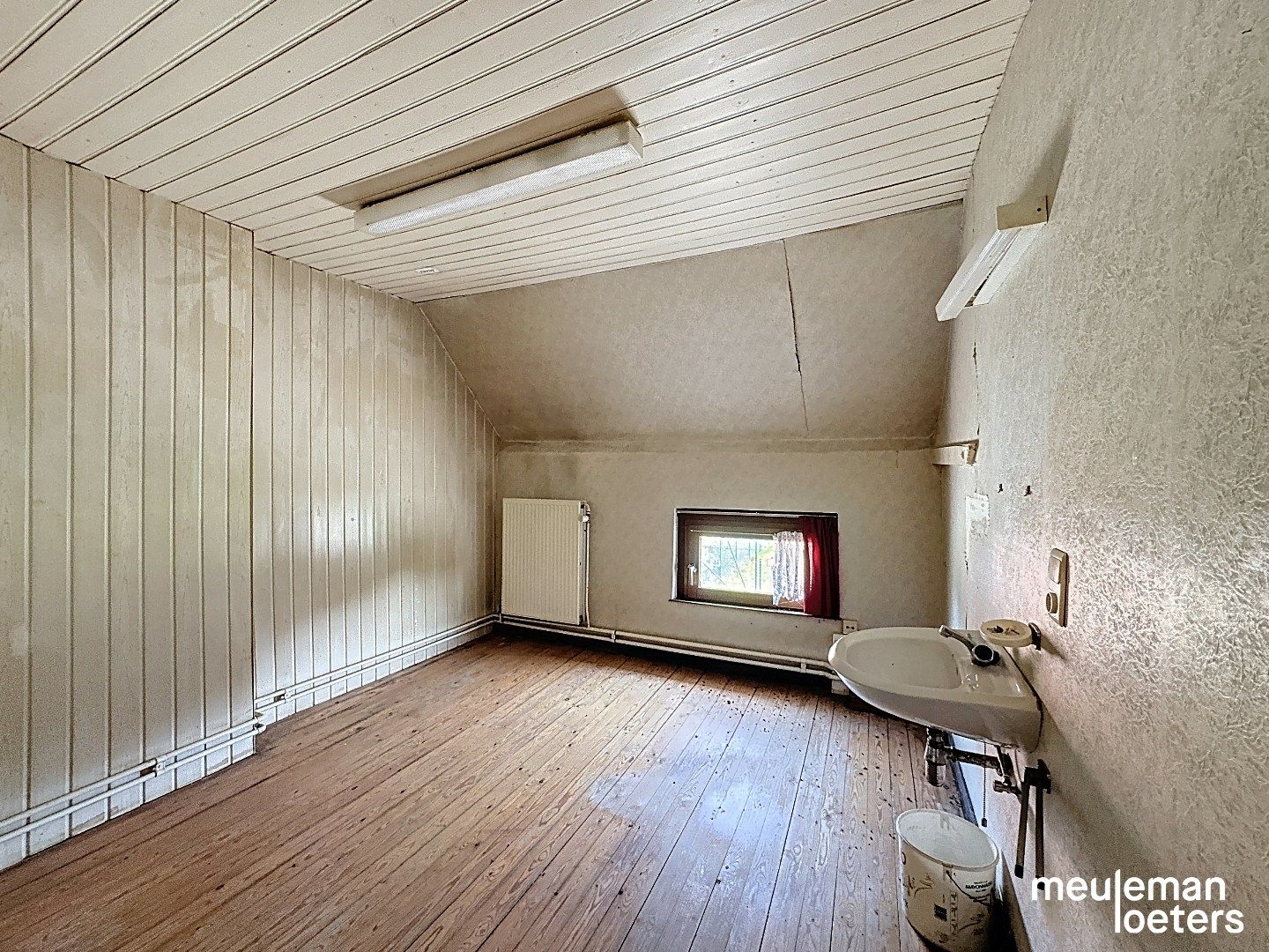 Te renoveren halfopen woning met garage foto 14