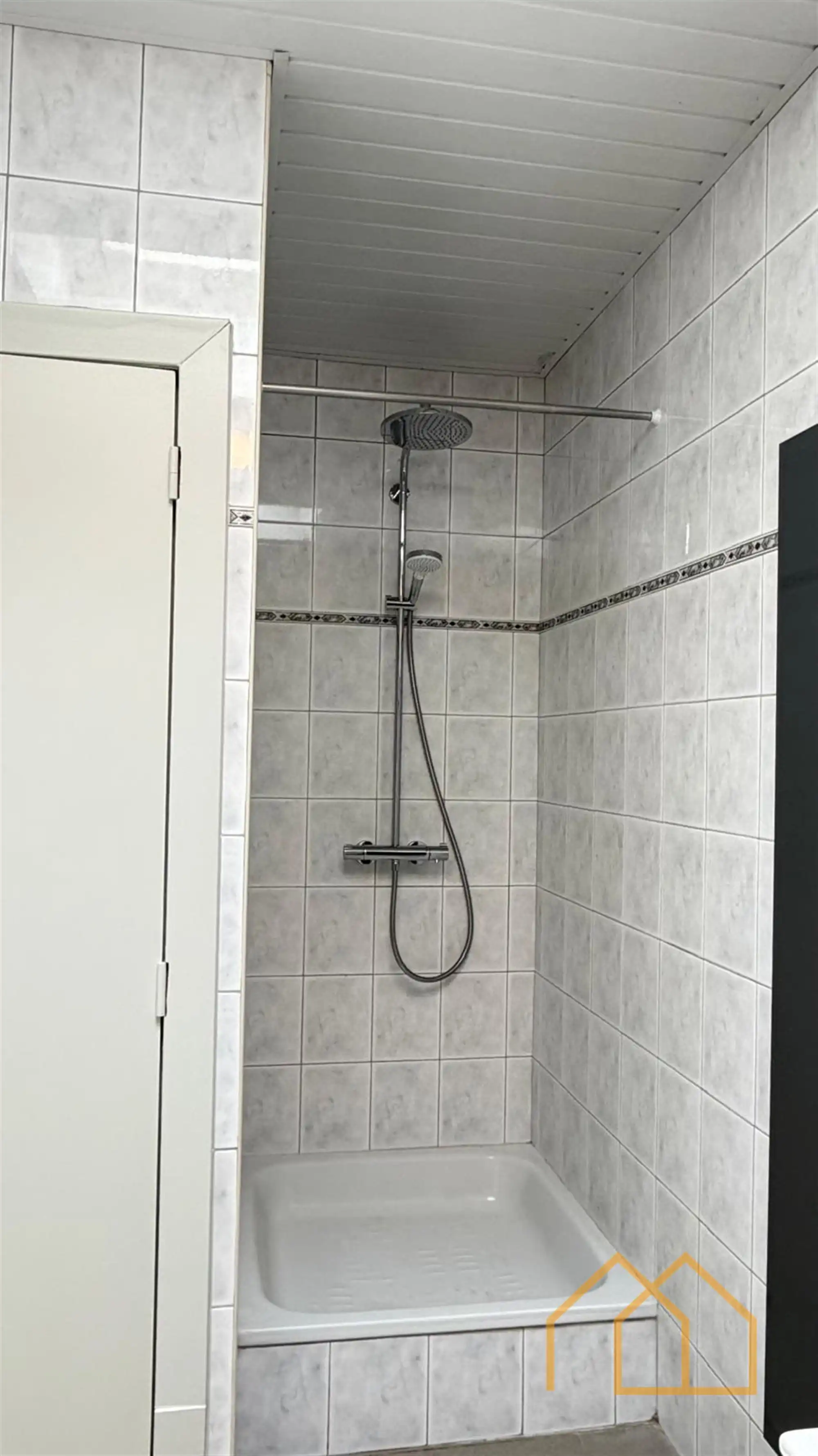 Gerenoveerde rijwoning met tuin foto 9