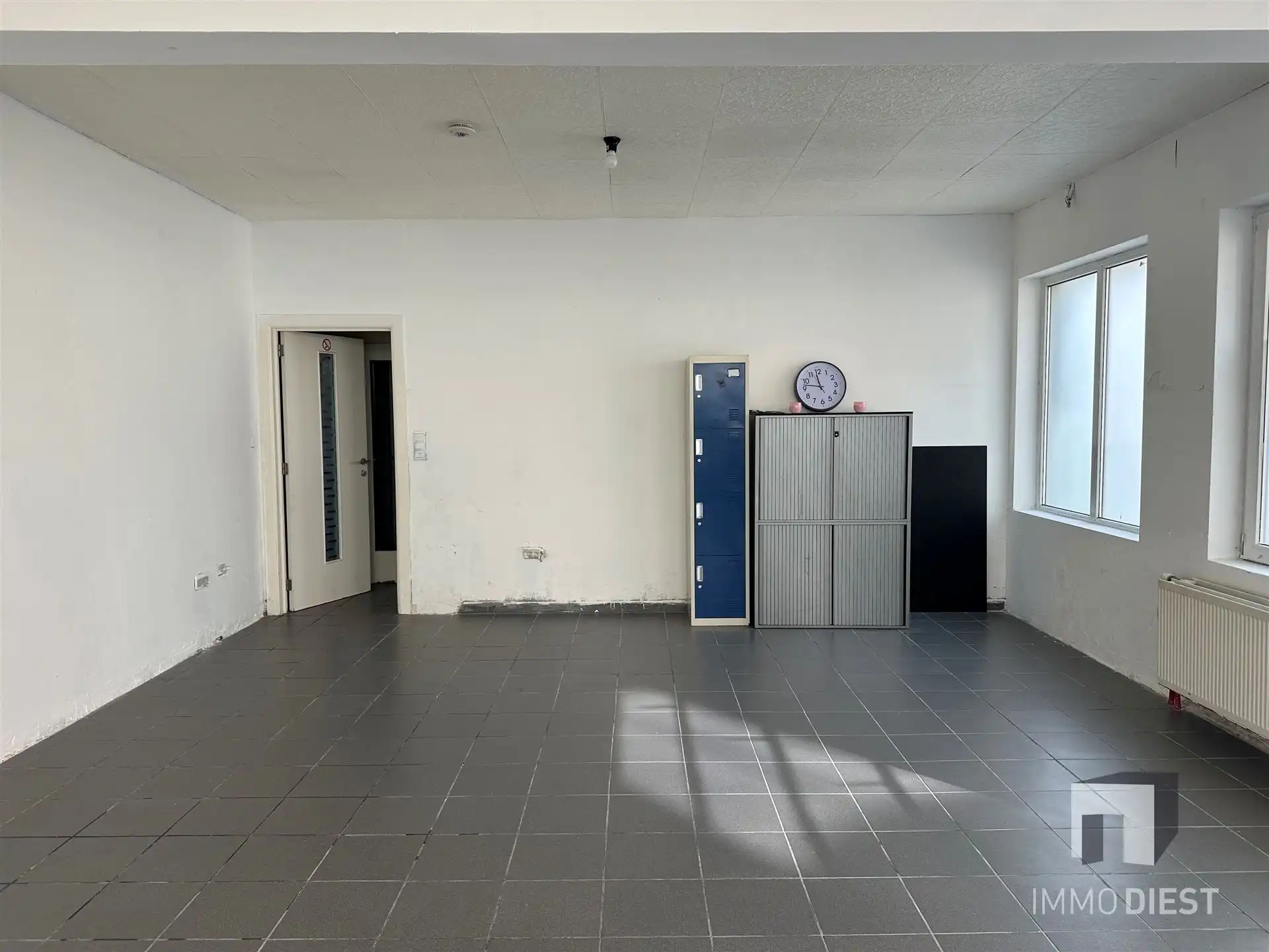 Handelsgelijkvloers met woonst en garages foto 10