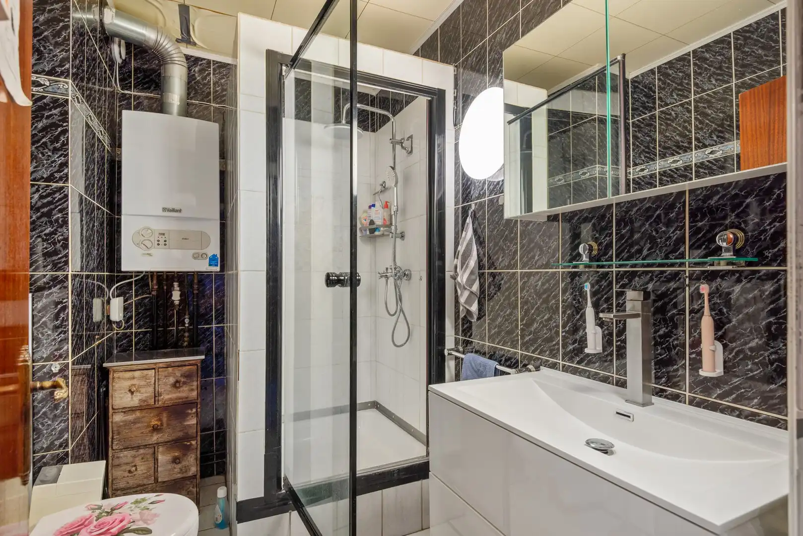 Op te frissen 2-slp appartement met autostaanplaats en tuin foto 7