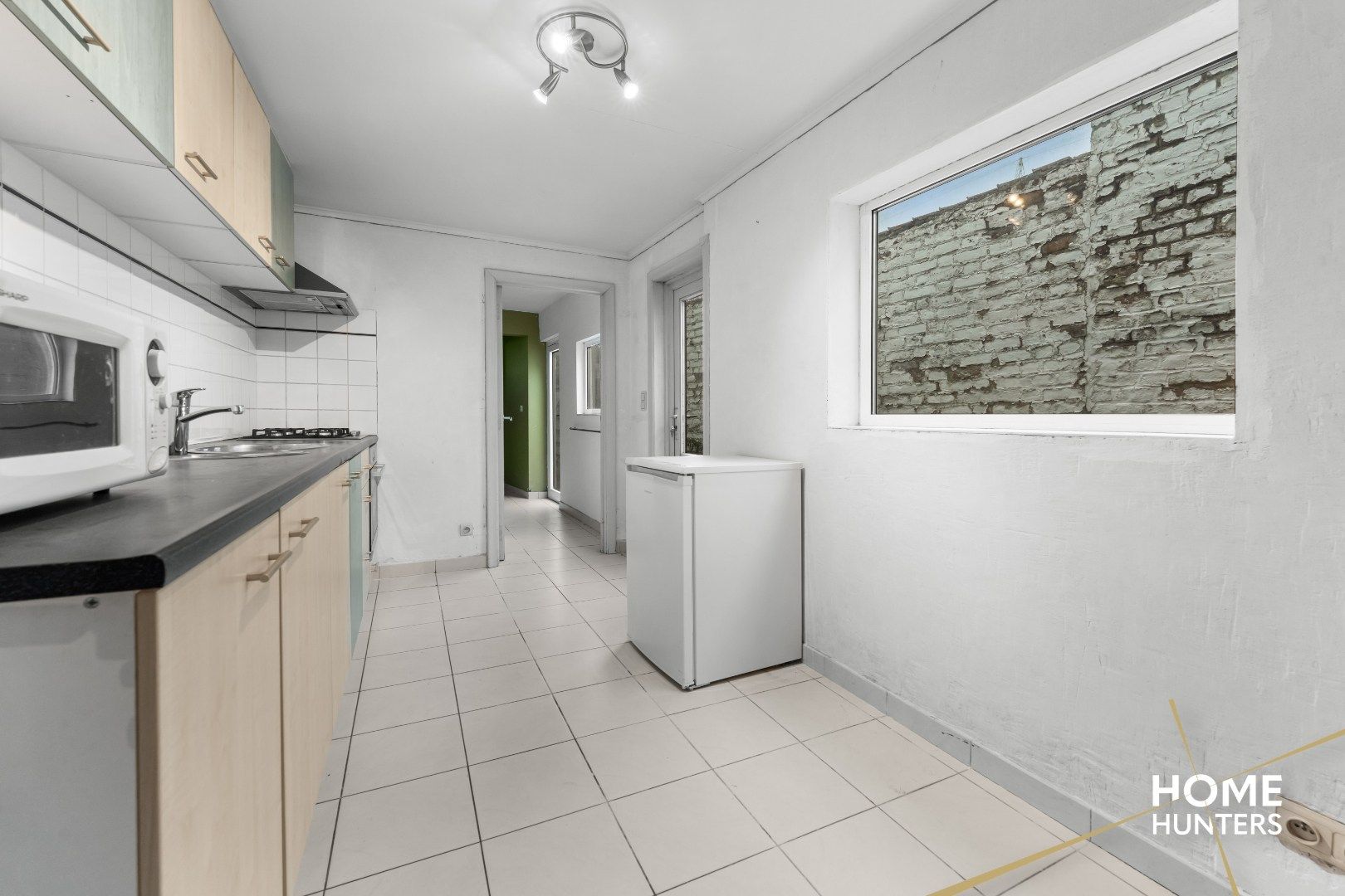 Charmante, op te frissen rijwoning met ruime tuin en 3 slaapkamers foto 8