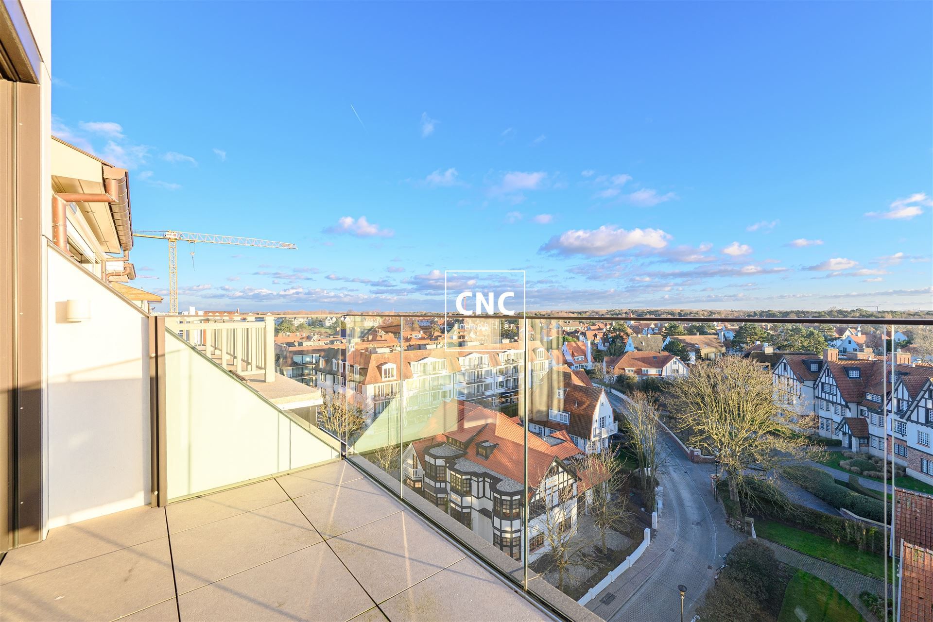 Exceptioneel nieuwbouw duplex-appartement in het hart van het Zoute met prachtig zicht op de typische Zoute-gevels foto {{pictureIndex}}