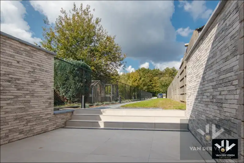 Volledig gerenoveerde, instapklare en energiezuinige rijwoning met 4 slaapkamers, 2 badkamers, zonnig terras, omheinde tuin en toegang achteraan net buiten de Grote Ring van Hasselt. foto 6