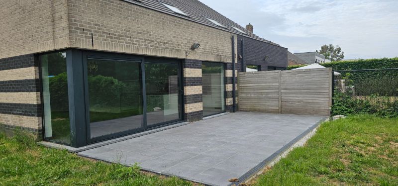 Recente en moderne gezinswoning met drie slaapkamers, garage en tuin foto 2