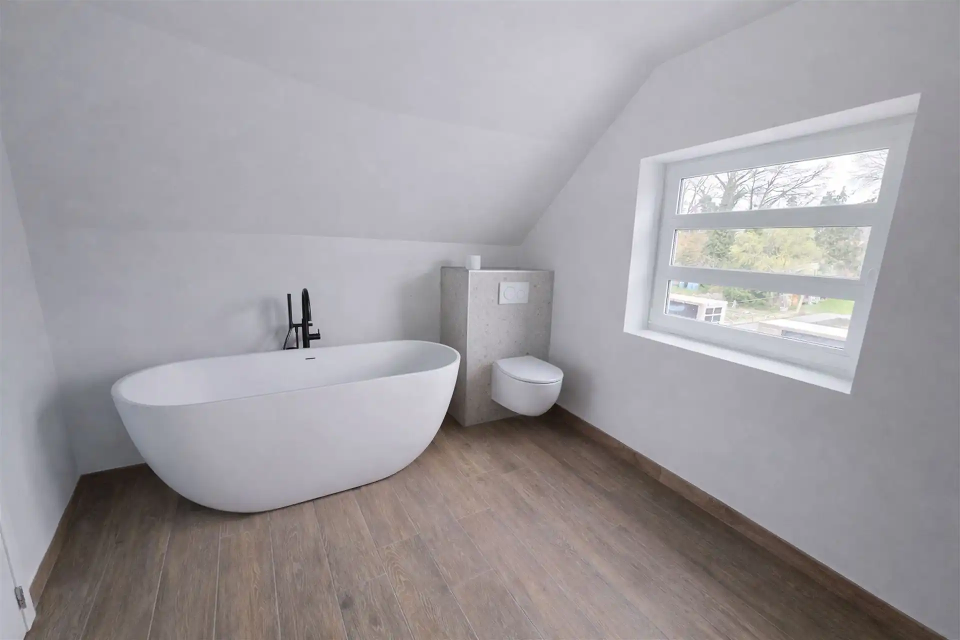 Zeer ruime woning, 4 tot 5 slaapkamers, 2 badkamers, volledig vernieuwd met ruim bijgebouw foto 6