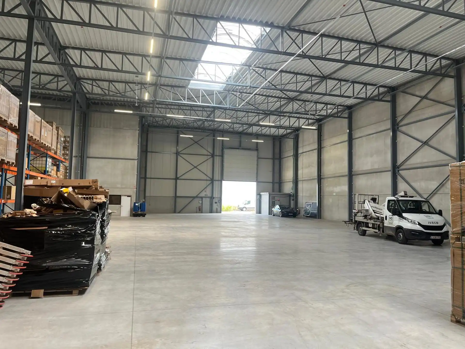 Duffel: Moderne kantoren van 560m² met 1.500m² magazijn foto 2