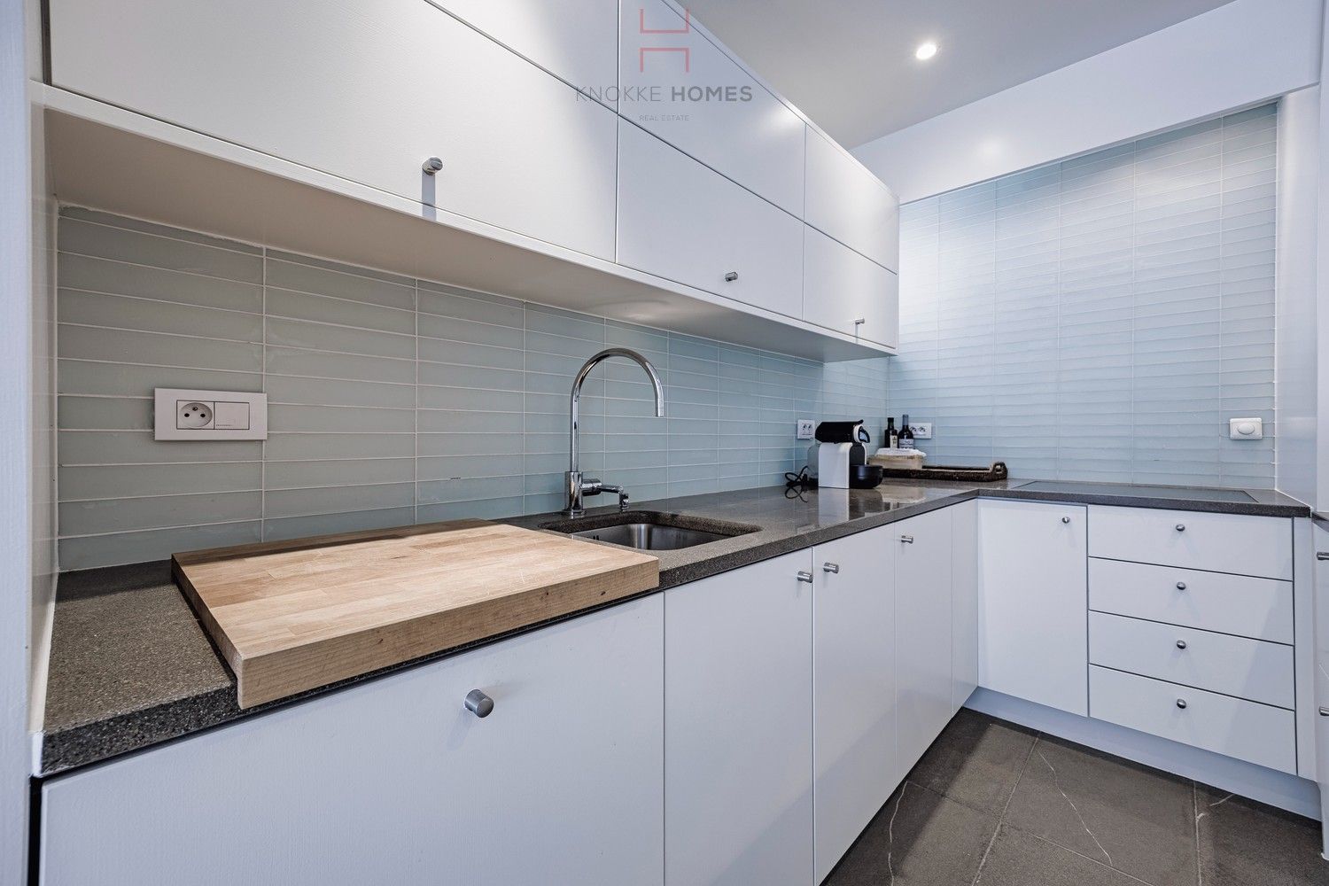 Charmant, ruim 1-kamerappartement met zijdelings zeezicht foto 8