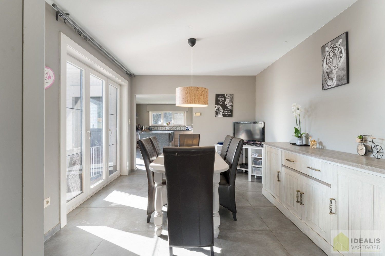 IDEALIS VASTGOED - CHARMANTE INSTAPKLARE GEZINSWONING MET EEN LICHTRIJKE LEEFRUIMTE, MODERNE OPEN KEUKEN MET KOOKEILAND, 3 RUIME SLAAPKAMERS EN BADKAMER. DE WONING IS GELEGEN OP EEN PRACHTIG PERCEEL VAN 12A 68CA! Deze knappe bungalow omvat een aangename 140m² bewoonbare oppervlakte met een lichtrijke woonkamer met aansluitend een moderne open keuken met kookeiland (voorzien van alle comfort), 3 ruime slaapkamers en een badkamer. De woning biedt verder een kelderverdieping en een zeer ruime tuin. Een unieke kans voor kandidaten op zoek naar een instapklaar huis voorzien van alle faciliteiten op een hele fijne locatie tussen de centra van Oudsbergen, Bree en Peer! foto 7