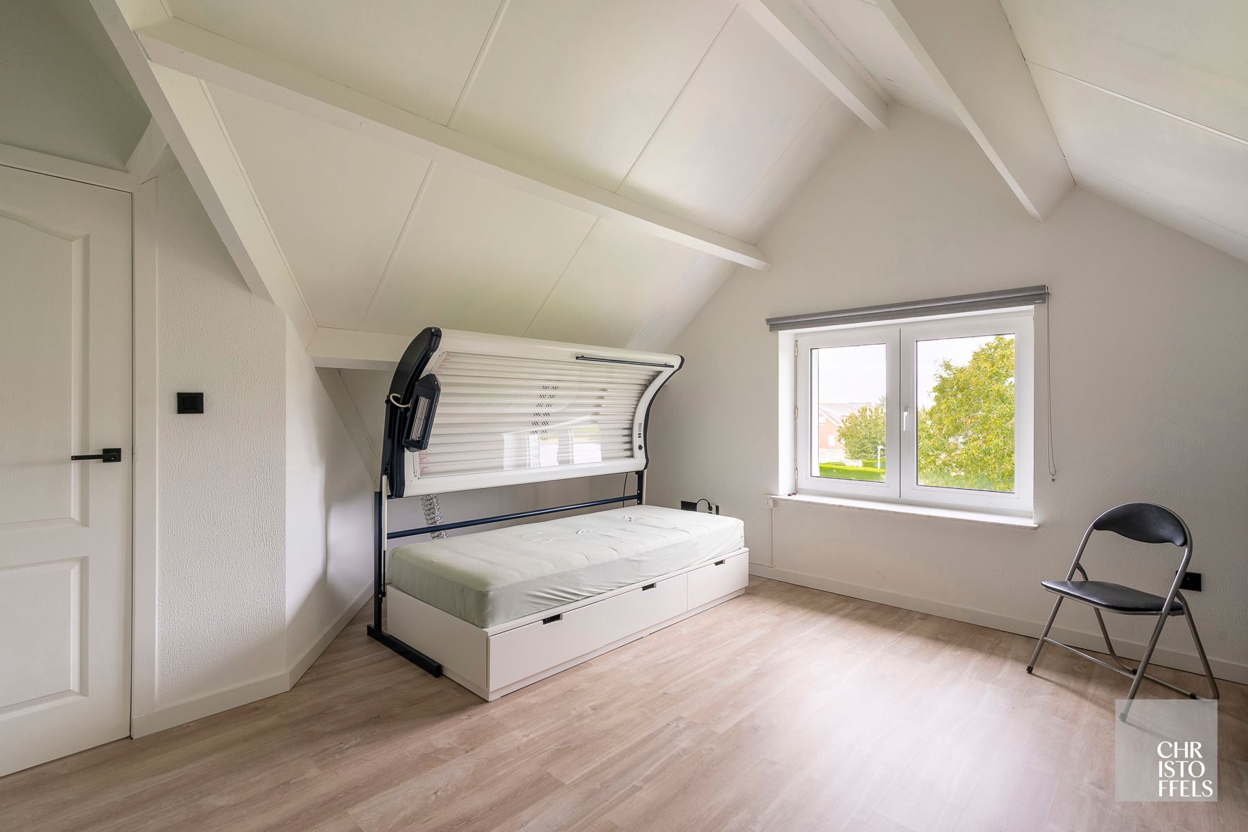 Uitzonderlijk ruime (440m²!) en volledig gerenoveerde woning met commerciële topligging en tal van mogelijkheden in Lanaken! foto 20