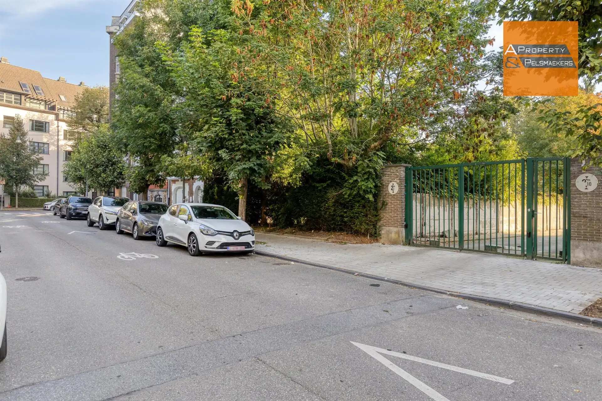 BOD AANVAARD 29 gesloten garageboxen te koop in een lot. foto 2