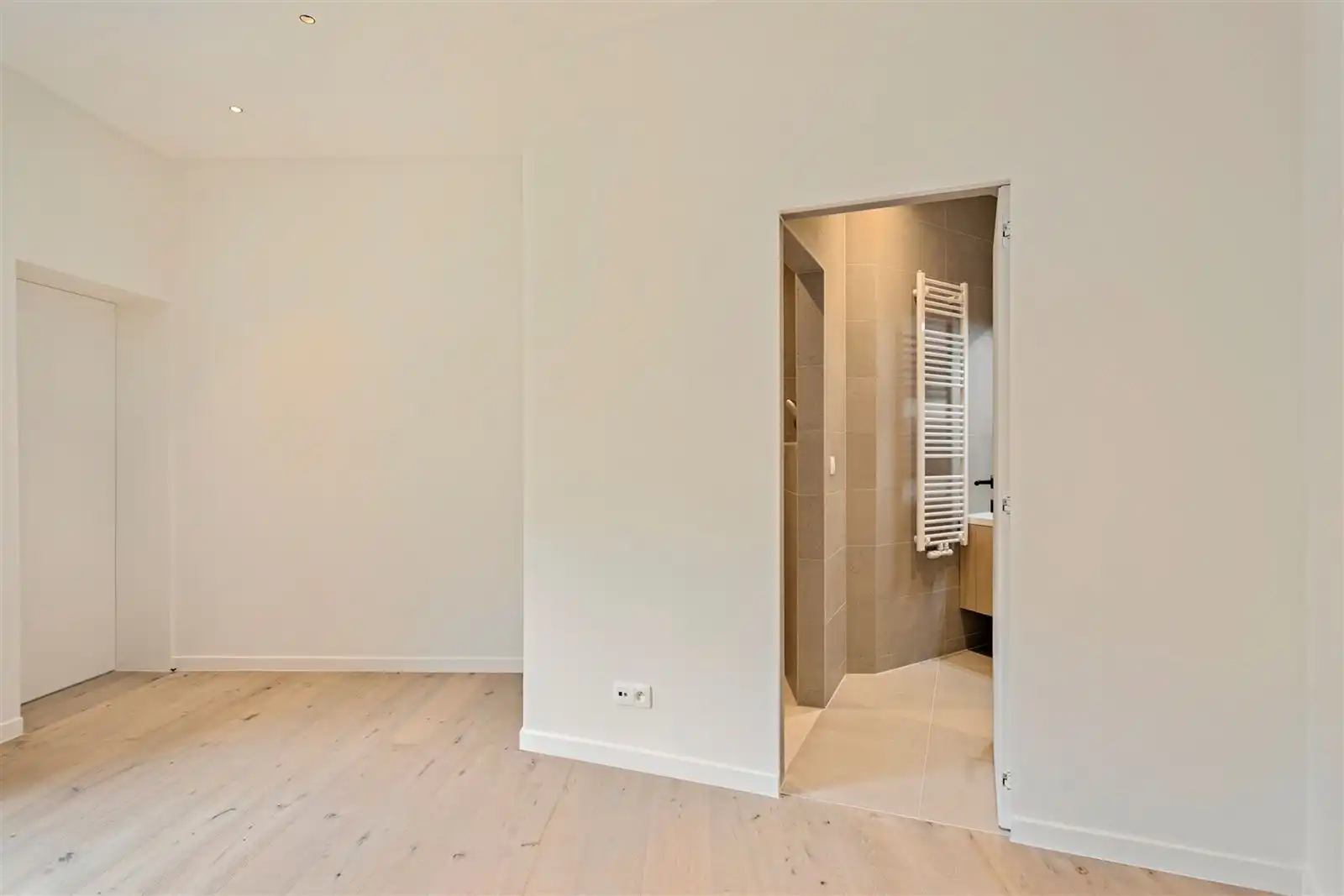 Ruimte, stijl en licht in dit stijlvol gerenoveerd 3 SLPK appartement.  foto 15