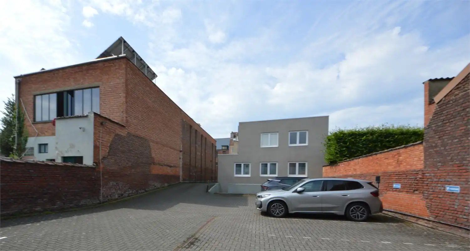 INSTAPKLAAR GELIJKVLOERS INCL. 3 PRIVE PARKINGS NABIJ E40 EN PARKLAAN foto 4