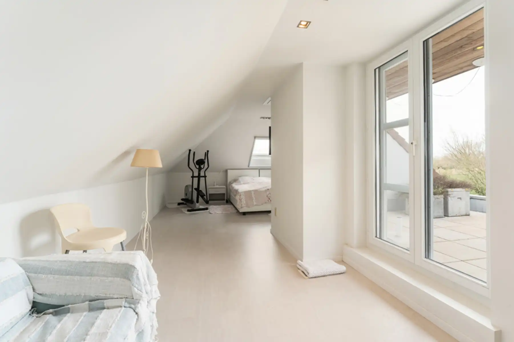 Lichtrijke en residentieel gelegen villa  foto 28