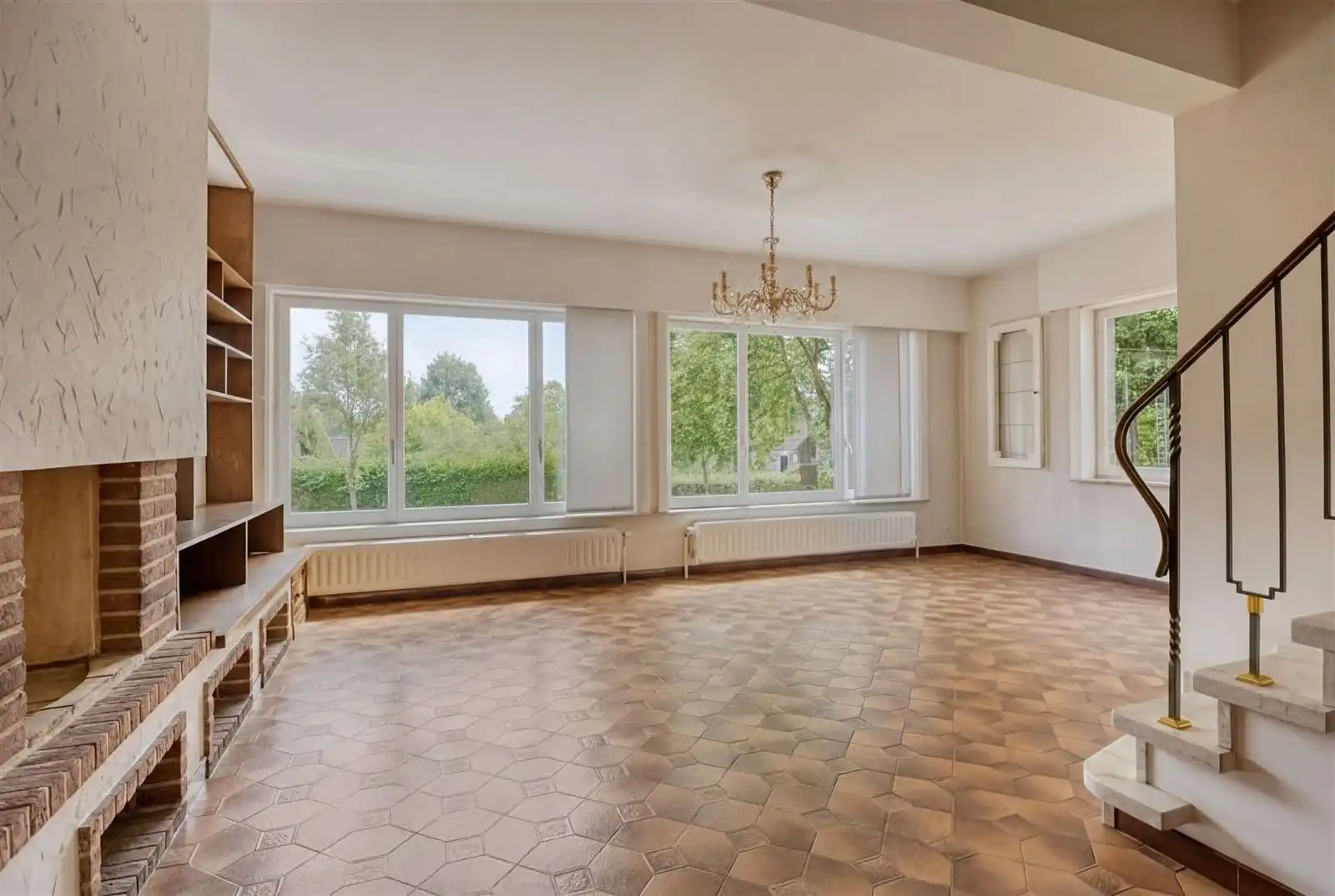 Ruime 3-gevelwoning met 4 à 5 slaapkamers, grote garage en dubbele straattoegang foto 4