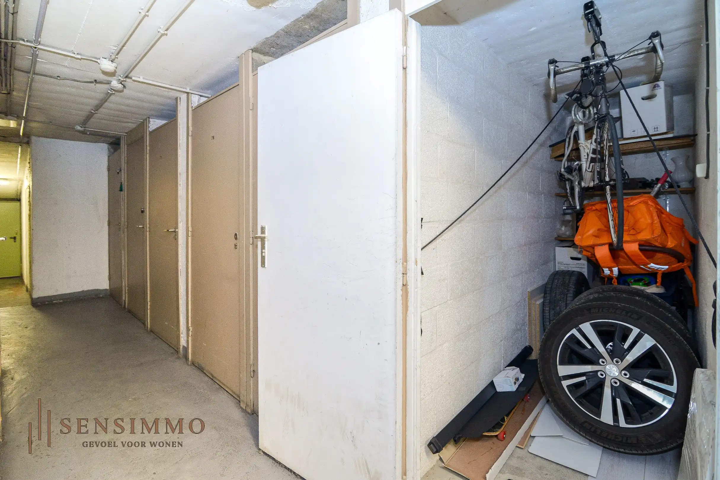 Gerenoveerd 3 slaapkamer appartement met kelderberging vlakbij Genk centrum! foto 20