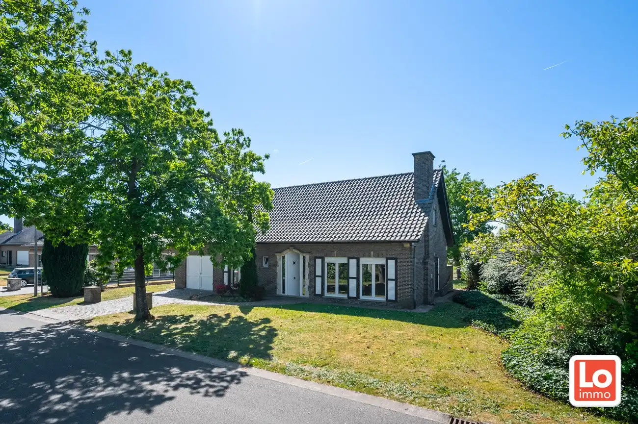 Ruime te renoveren open villa met inpandige garage op een héél rustige toplocatie met open zicht in Lochristi! foto 2